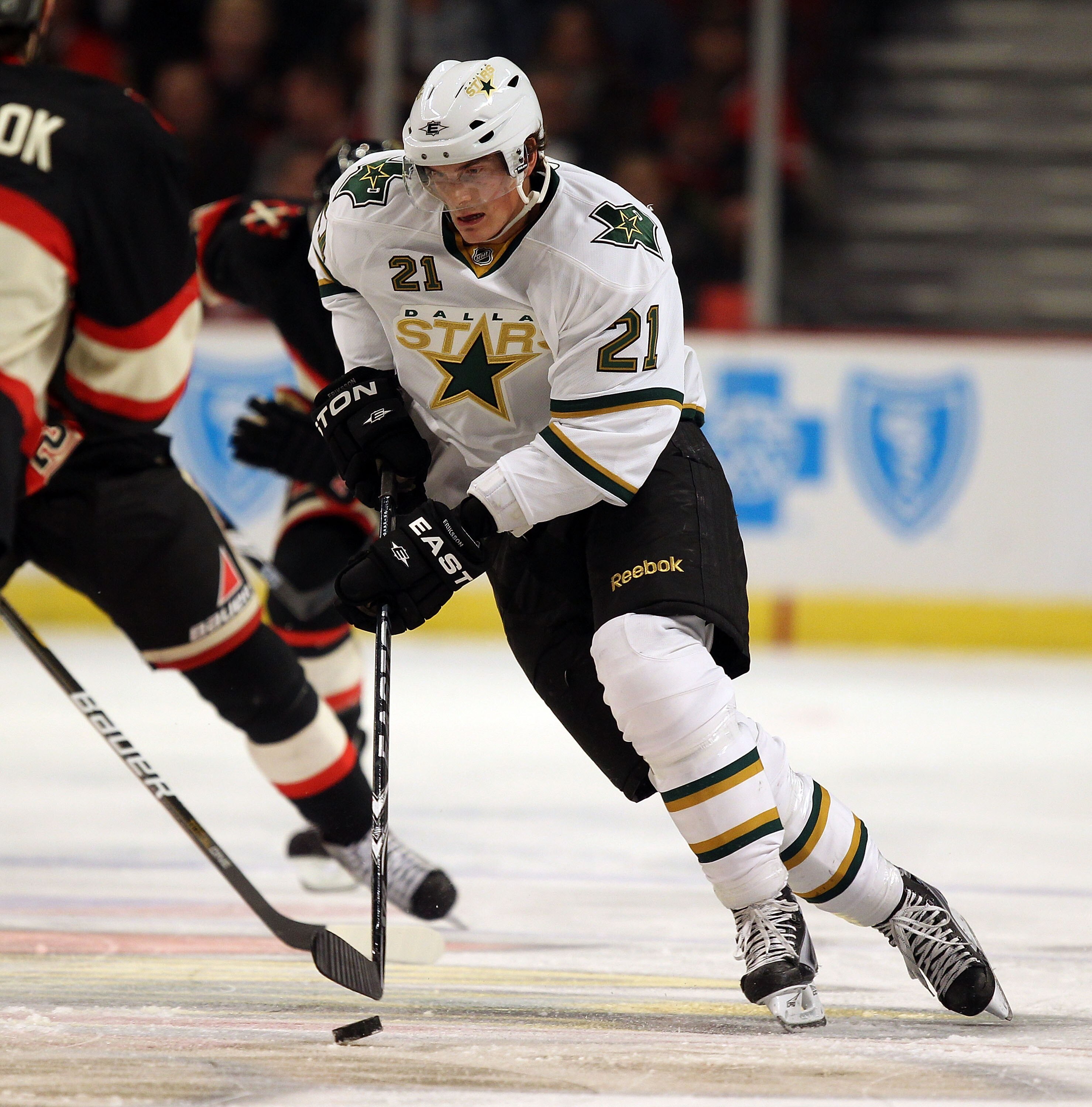 CHICAGO, IL - DECEMBER 08: Loui Eriksson #21 of the Dallas Stars skates up the ice against the Chicago Blackhawks at the United Center on December 8, 2010 in Chicago, Illinois. (Photo by Jonathan Daniel/Getty Images)