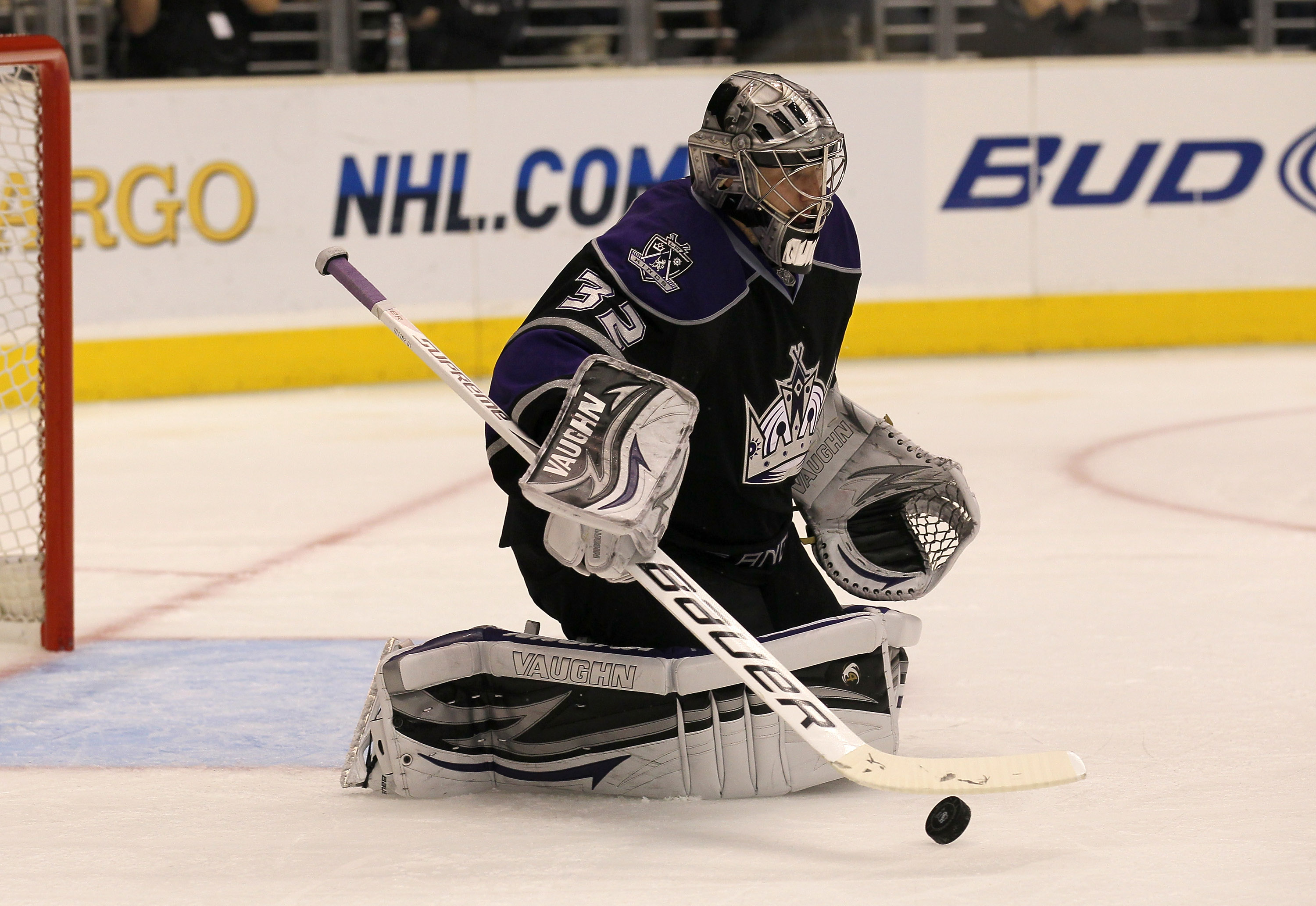 LOS ANGELES, CA - DECEMBER 23:  Goaltender Jonathan Quick #32 makes a save against the Edmonton Oilers at Staples Center on December 23, 2010 in Los Angeles, California.  The Kings won 3-2 in a shootout.  (Photo by Stephen Dunn/Getty Images)