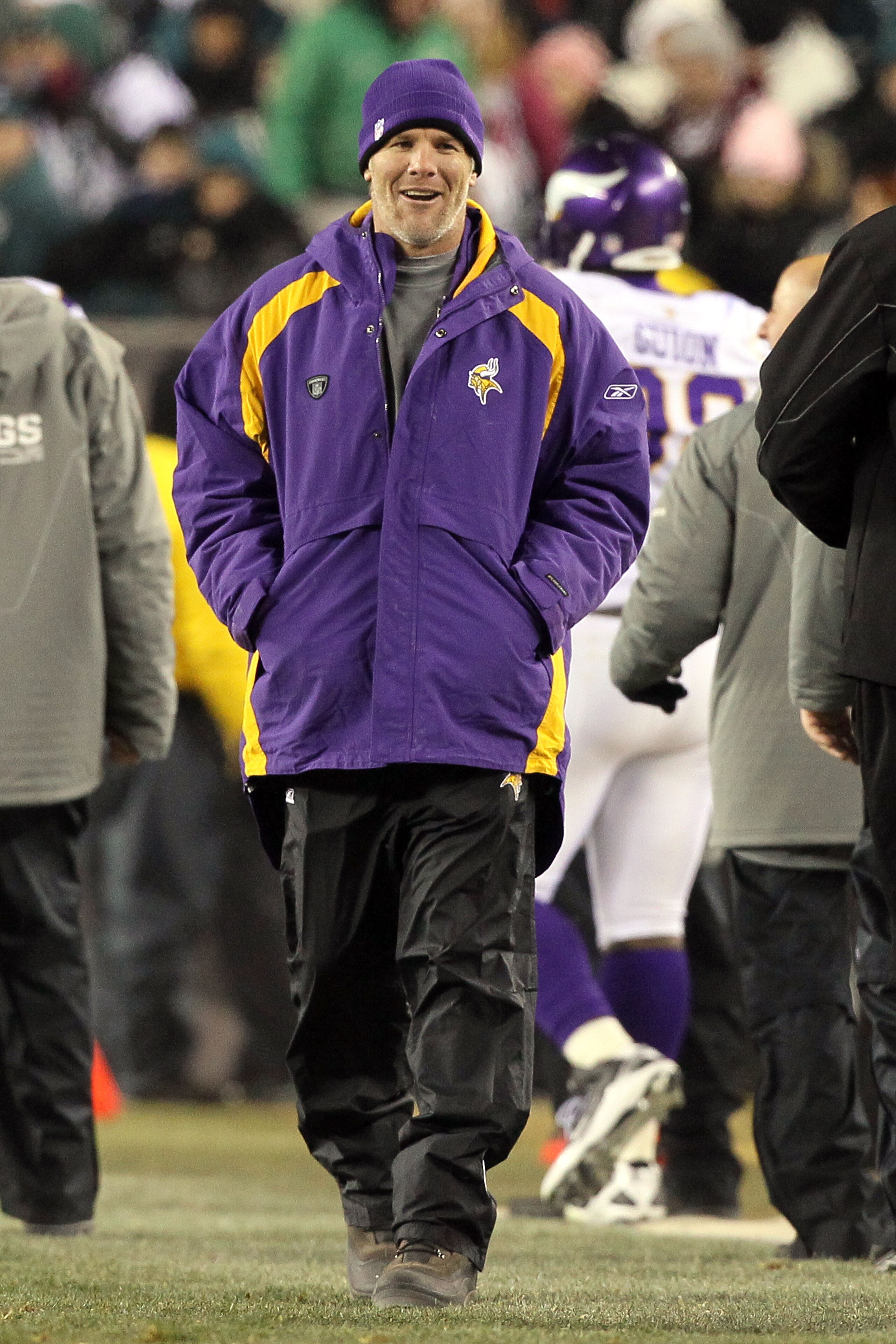 PHILADELPHIA, PA - DECEMBER 26:  Injured Quarterback Brett Favre #4 of the Minnesota Vikings walks off the field at the end of the half during thier game against the Philadelphia Eagles at Lincoln Financial Field on December 26, 2010 in Philadelphia, Penn