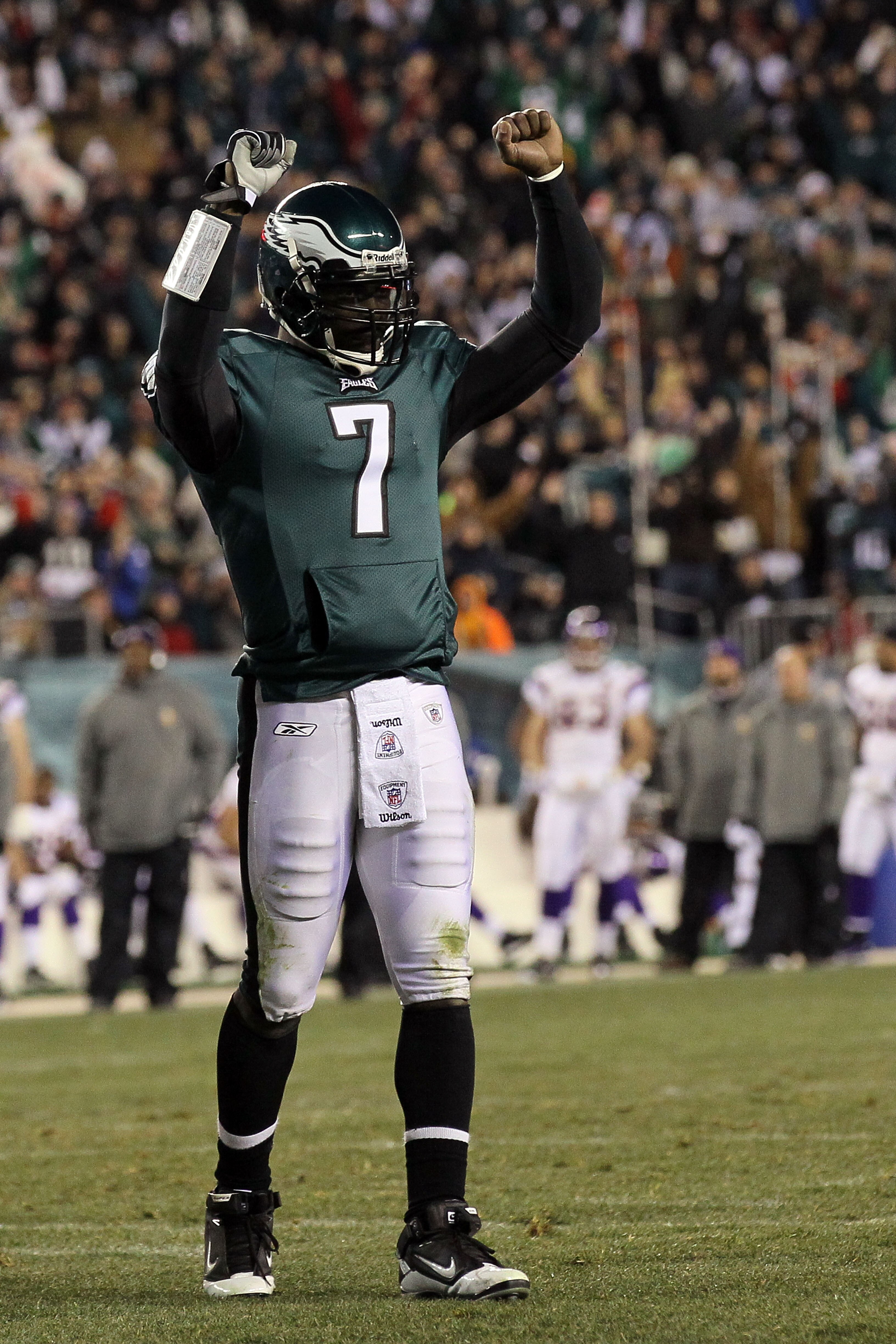 PHILADELPHIA, PA - DECEMBER 28:  Michael Vick #7 of the Philadelphia Eagles celebrates after a touchdown against the Minnesota Vikings at Lincoln Financial Field on December 28, 2010 in Philadelphia, Pennsylvania.  (Photo by Jim McIsaac/Getty Images)