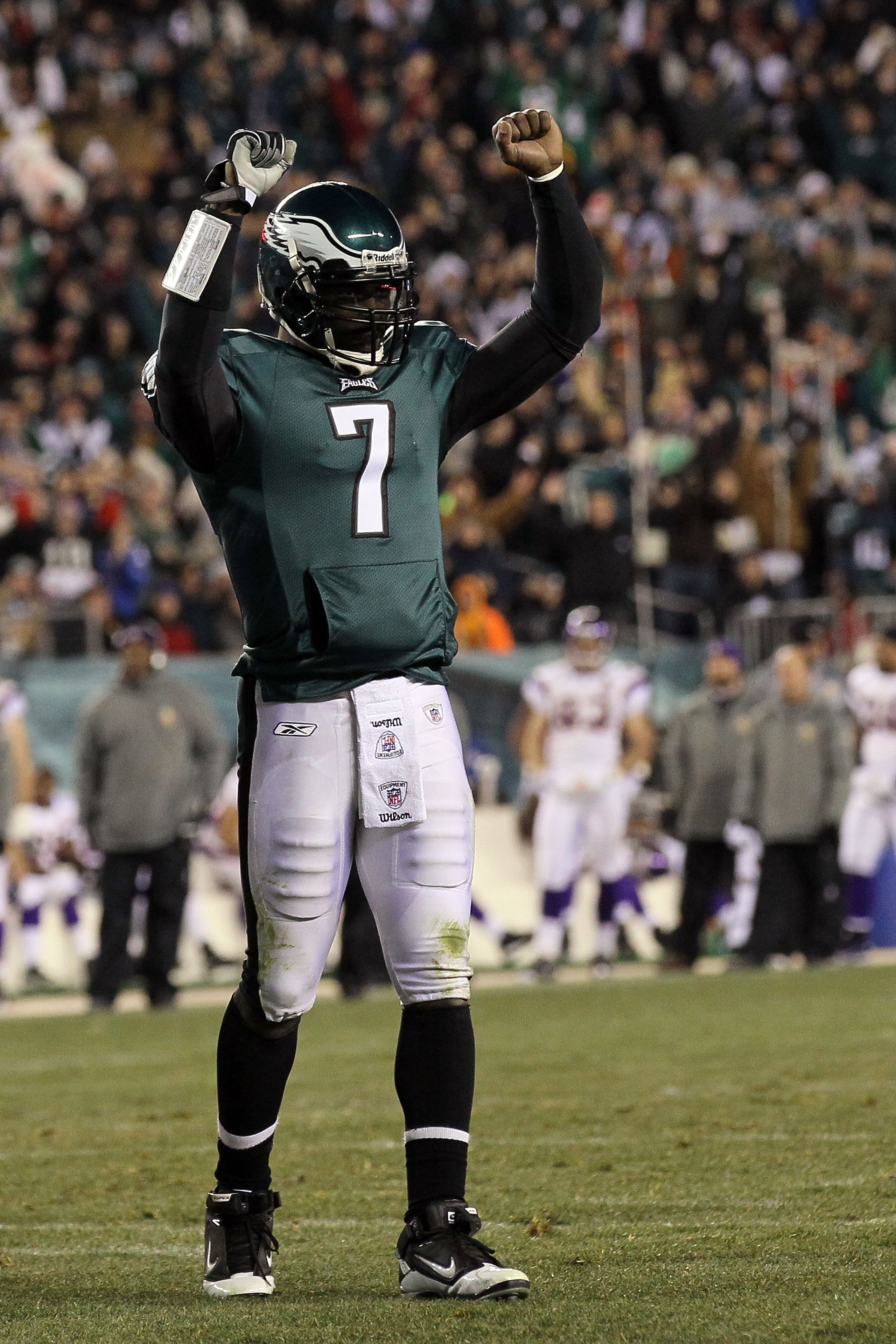 PHILADELPHIA, PA - DECEMBER 28:  Michael Vick #7 of the Philadelphia Eagles celebrates after a touchdown against the Minnesota Vikings at Lincoln Financial Field on December 28, 2010 in Philadelphia, Pennsylvania.  (Photo by Jim McIsaac/Getty Images)