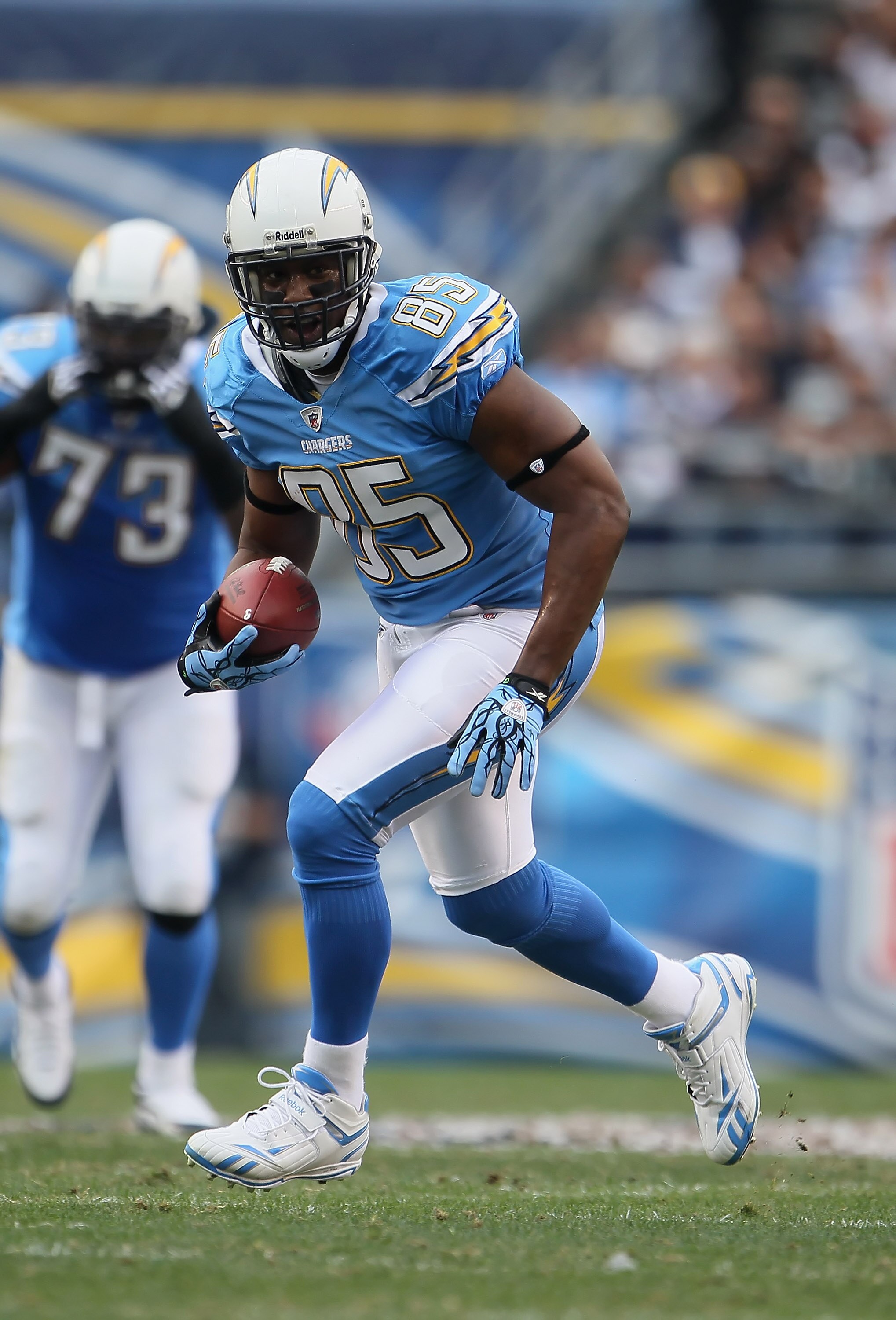 SAN DIEGO - DECEMBER 05:  Tight end Antonio Gates #85 of the San Diego Chargers carries the ball against the Oakland Raiders at Qualcomm Stadium on December 5, 2010 in San Diego, California. The Raiders defeated the Chargers 28-13.  (Photo by Jeff Gross/G