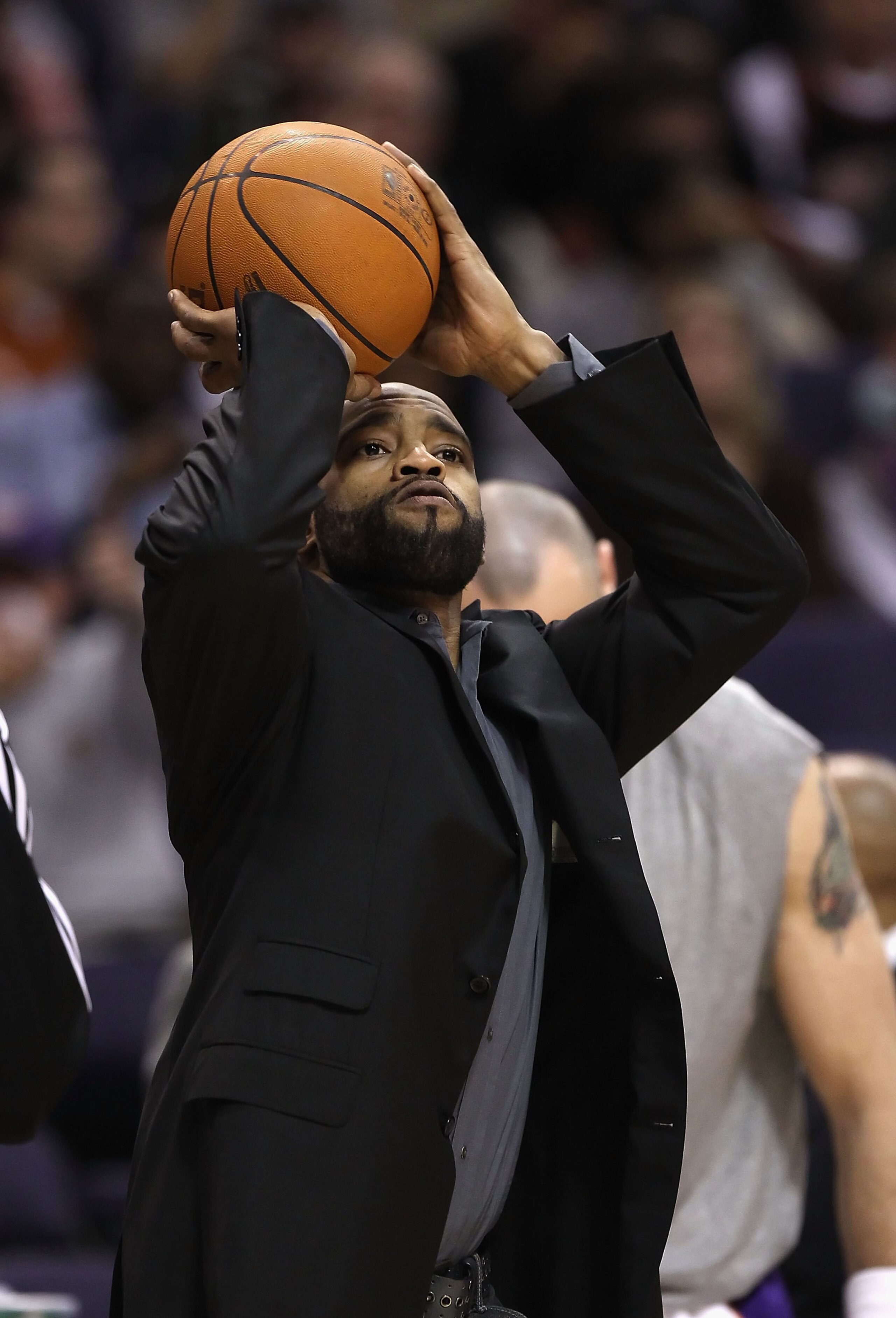 PHOENIX - DECEMBER 23:  Vince Carter #25 of the Phoenix Suns during the NBA game against the Miami Heat at US Airways Center on December 23, 2010 in Phoenix, Arizona. The Heat defeated the Suns 95-83. NOTE TO USER: User expressly acknowledges and agrees t