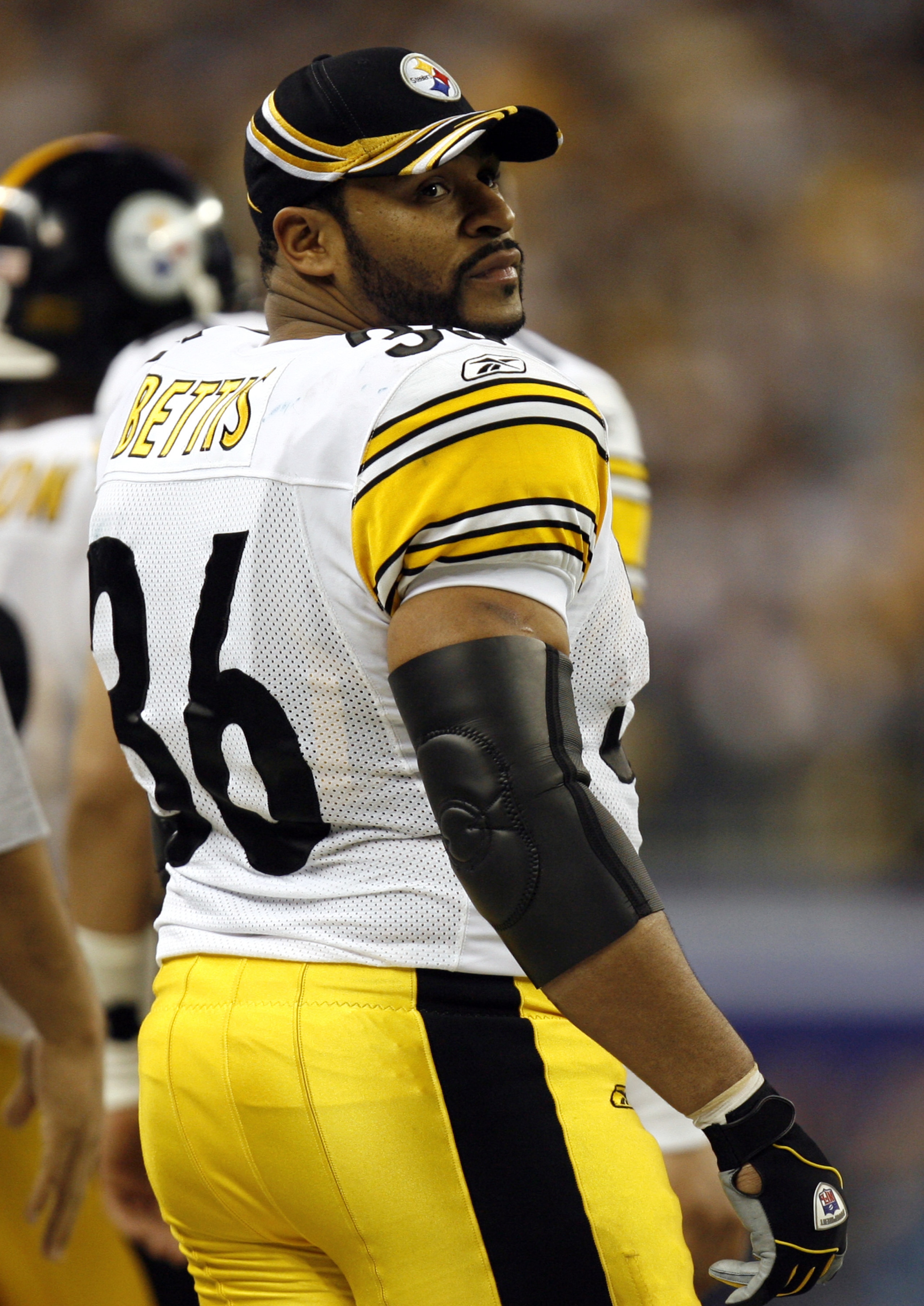 Jerome Bettis of the Pittsburgh Steelers during Super Bowl XL between the Pittsburgh Steelers and Seattle Seahawks at Ford Field in Detroit, Michigan on February 5, 2006. (Photo by Allen Kee/Getty Images)