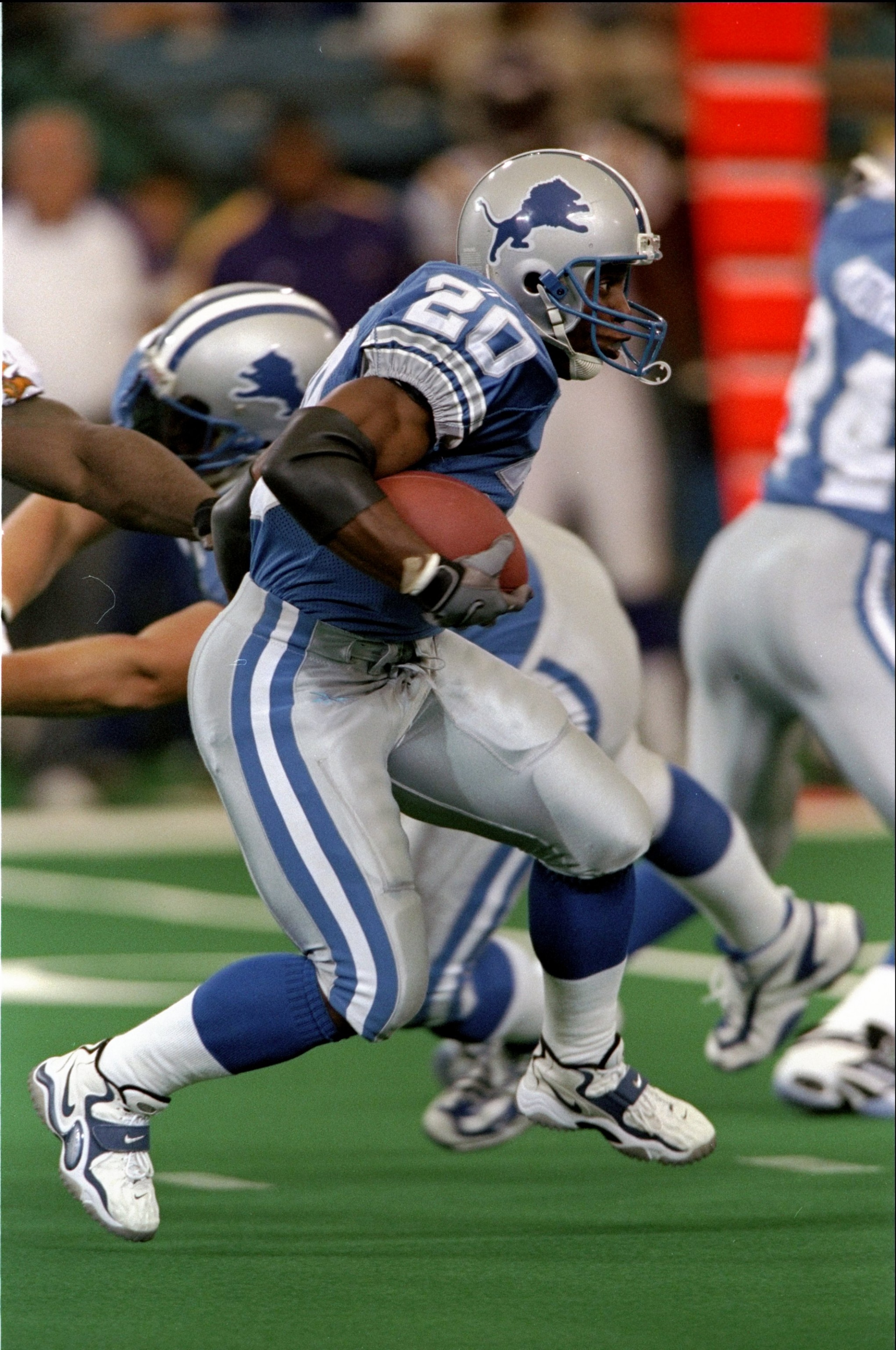 25 Oct 1998:  Running back Barry Sanders #20 of the Detroit Lions in action during the game against the Minnesota Vikings at the Pontiac Silverdome in Pontiac, Michigan. The Vikings defeated the Lions 34-13. Mandatory Credit: Tom Pidgeon  /Allsport