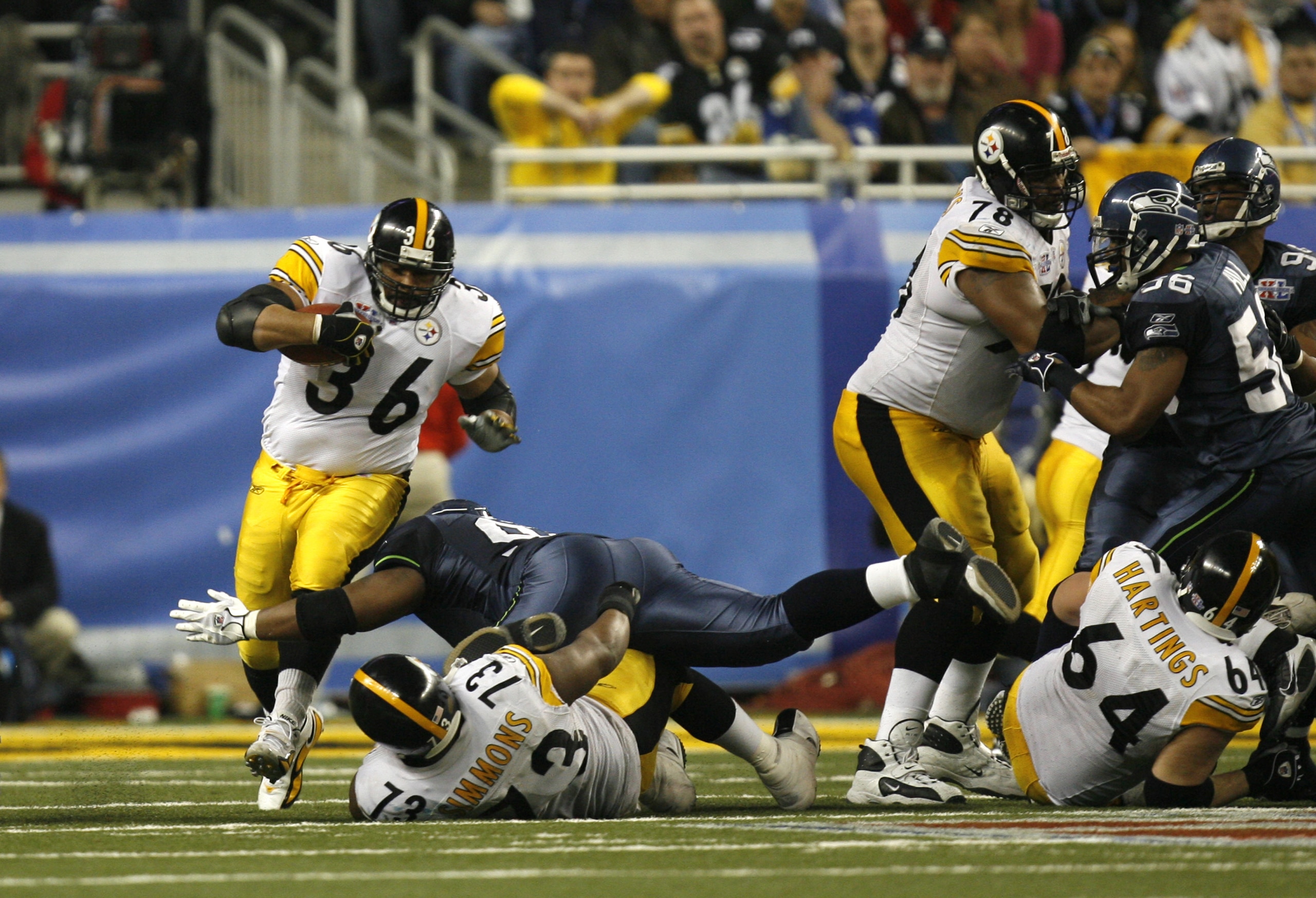 Jerome Bettis of the Pittsburgh Steelers runs with the ball during Super Bowl XL between the Pittsburgh Steelers and Seattle Seahawks at Ford Field in Detroit, Michigan on February 5, 2006. (Photo by Allen Kee/Getty Images)