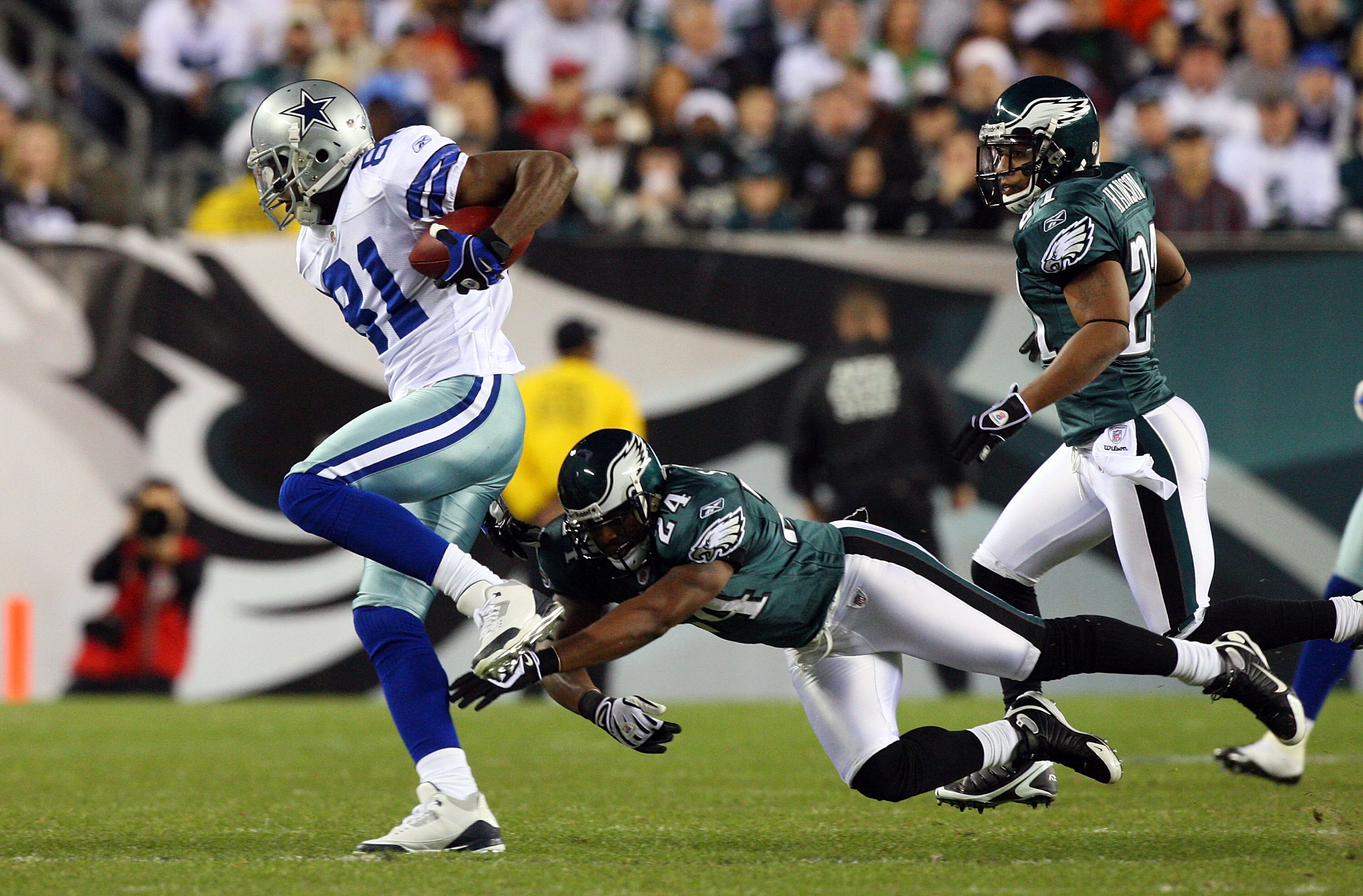 PHILADELPHIA - DECEMBER 28:  Terrell Owens #81 of the Dallas Cowboys runs the ball against Sheldon Brown #24 of the Philadelphia Eagles on December 28, 2008 at Lincoln Financial Field in Philadelphia, Pennsylvania.  (Photo by Jim McIsaac/Getty Images)