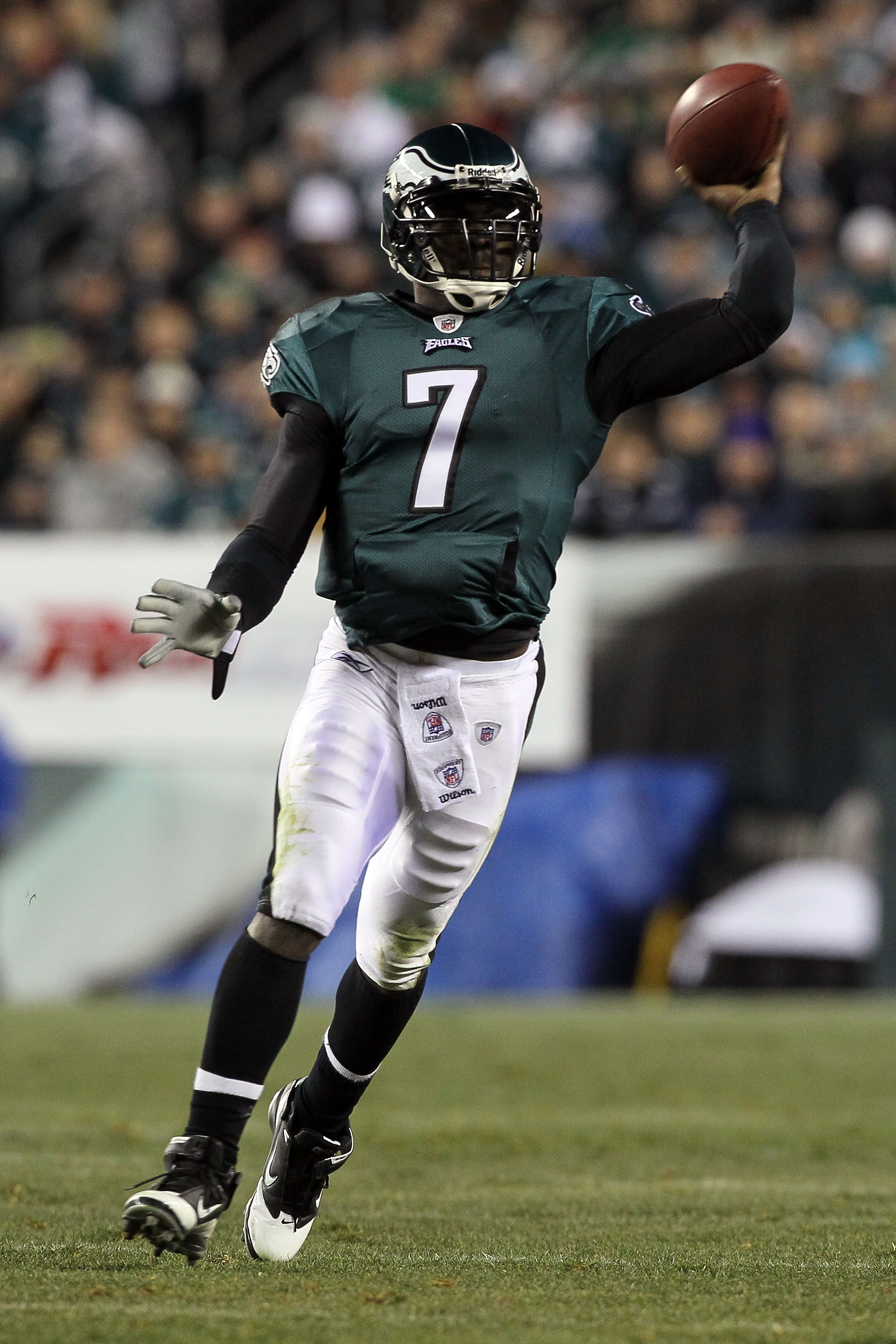 PHILADELPHIA, PA - DECEMBER 28: Michael Vick #7 of the Philadelphia Eagles throws a pass against the Minnesota Vikings at Lincoln Financial Field on December 28, 2010 in Philadelphia, Pennsylvania. (Photo by Jim McIsaac/Getty Images)