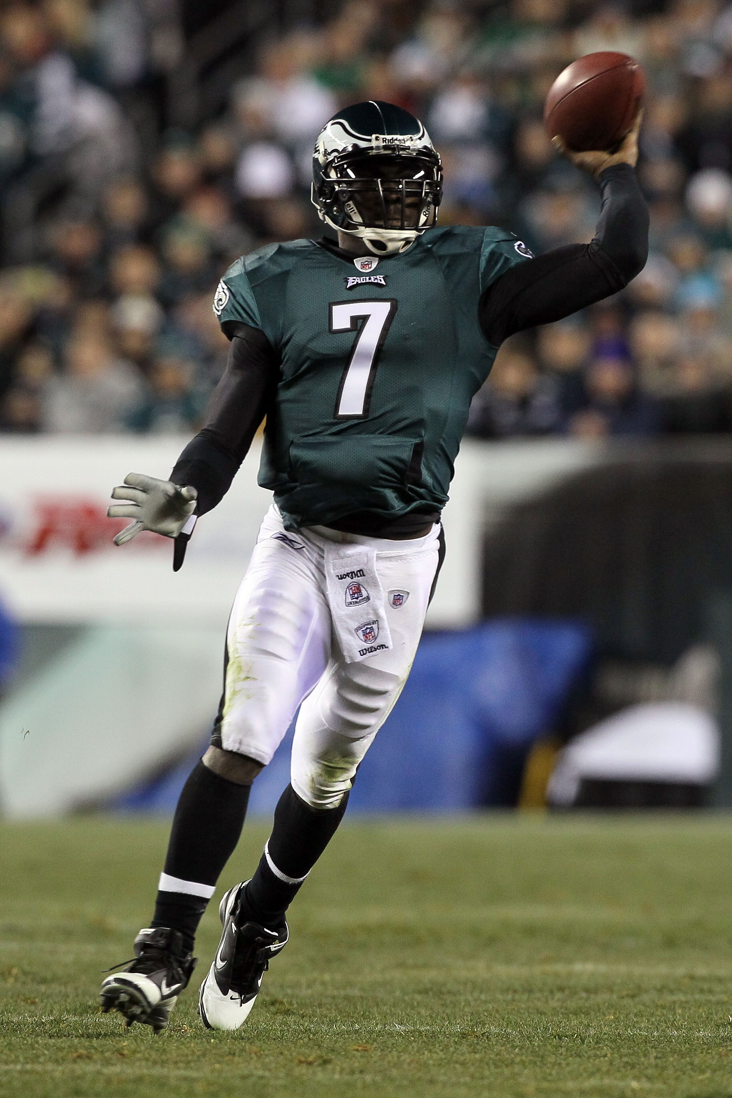PHILADELPHIA, PA - DECEMBER 28: Michael Vick #7 of the Philadelphia Eagles throws a pass against the Minnesota Vikings at Lincoln Financial Field on December 28, 2010 in Philadelphia, Pennsylvania. (Photo by Jim McIsaac/Getty Images)