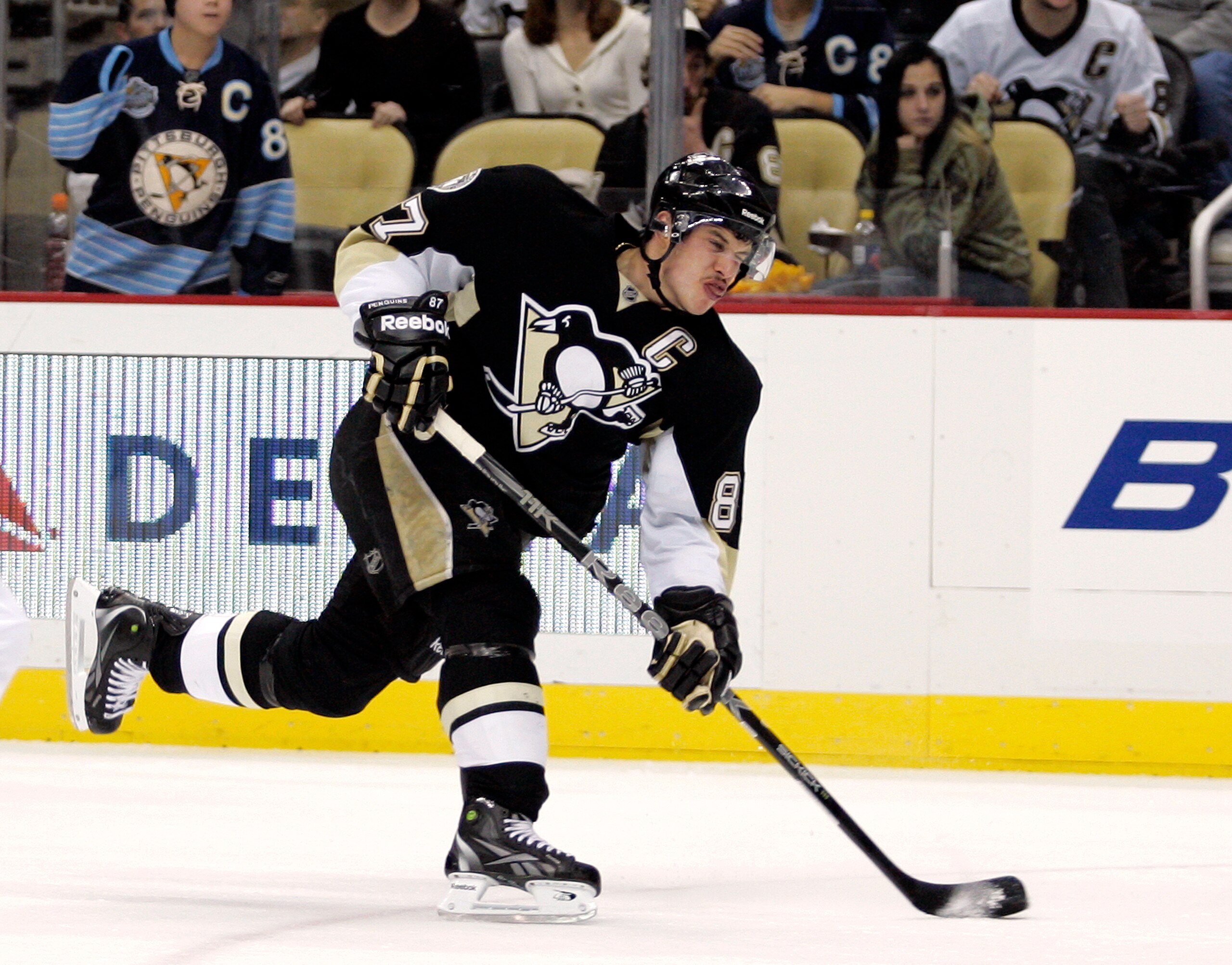 PITTSBURGH, PA - DECEMBER 22:  Sidney Crosby #87 of the Pittsburgh Penguins shoots and scores against the Florida Panthers at Consol Energy Center on December 22, 2010 in Pittsburgh, Pennsylvania.  (Photo by Justin K. Aller/Getty Images)