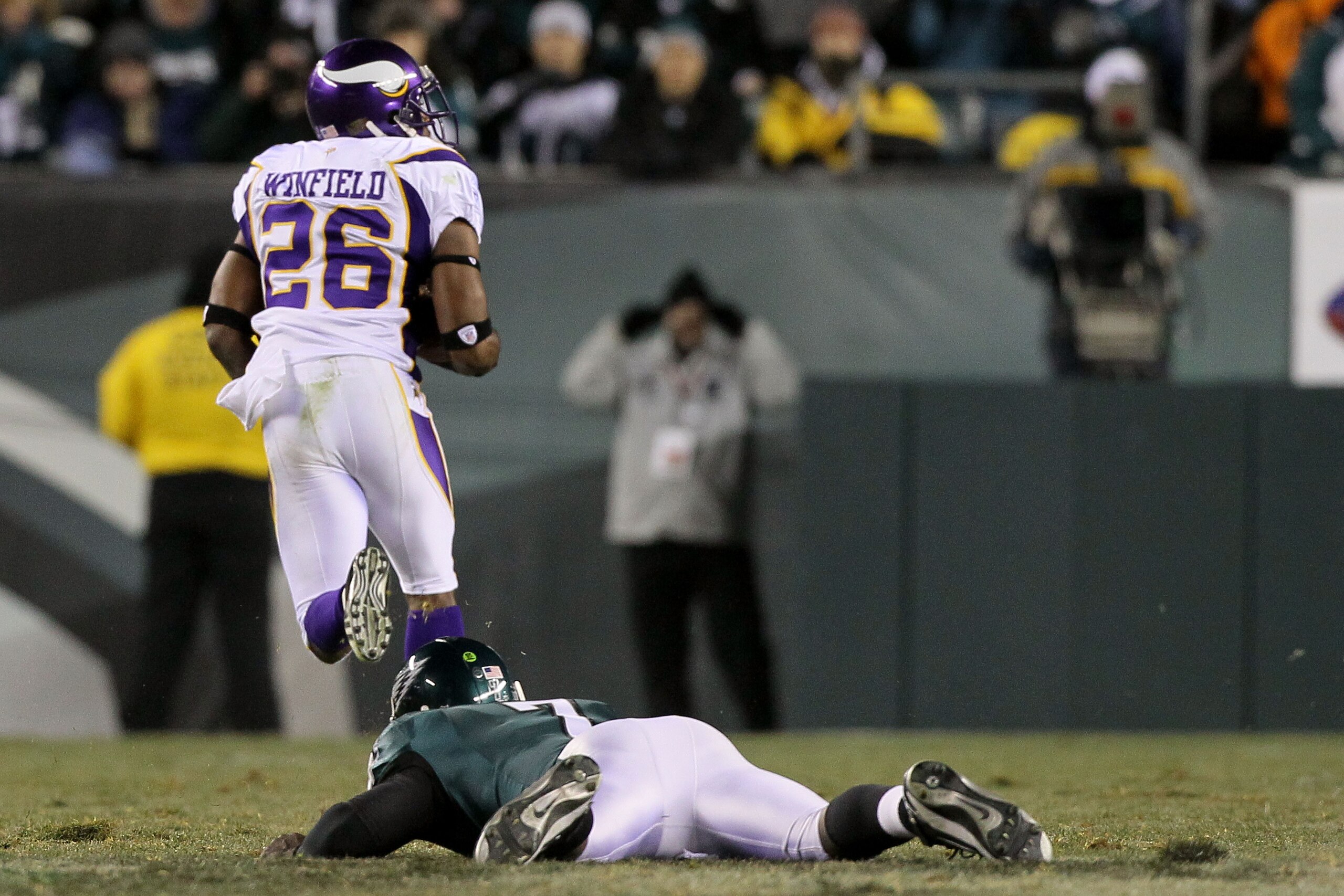 PHILADELPHIA, PA - DECEMBER 28: Antoine Winfield #26 of the Minnesota Vikings returns a fumble for a touchdown against Michael Vick #7 of the Philadelphia Eagles in the first half at Lincoln Financial Field on December 28, 2010 in Philadelphia, Pennsylvan