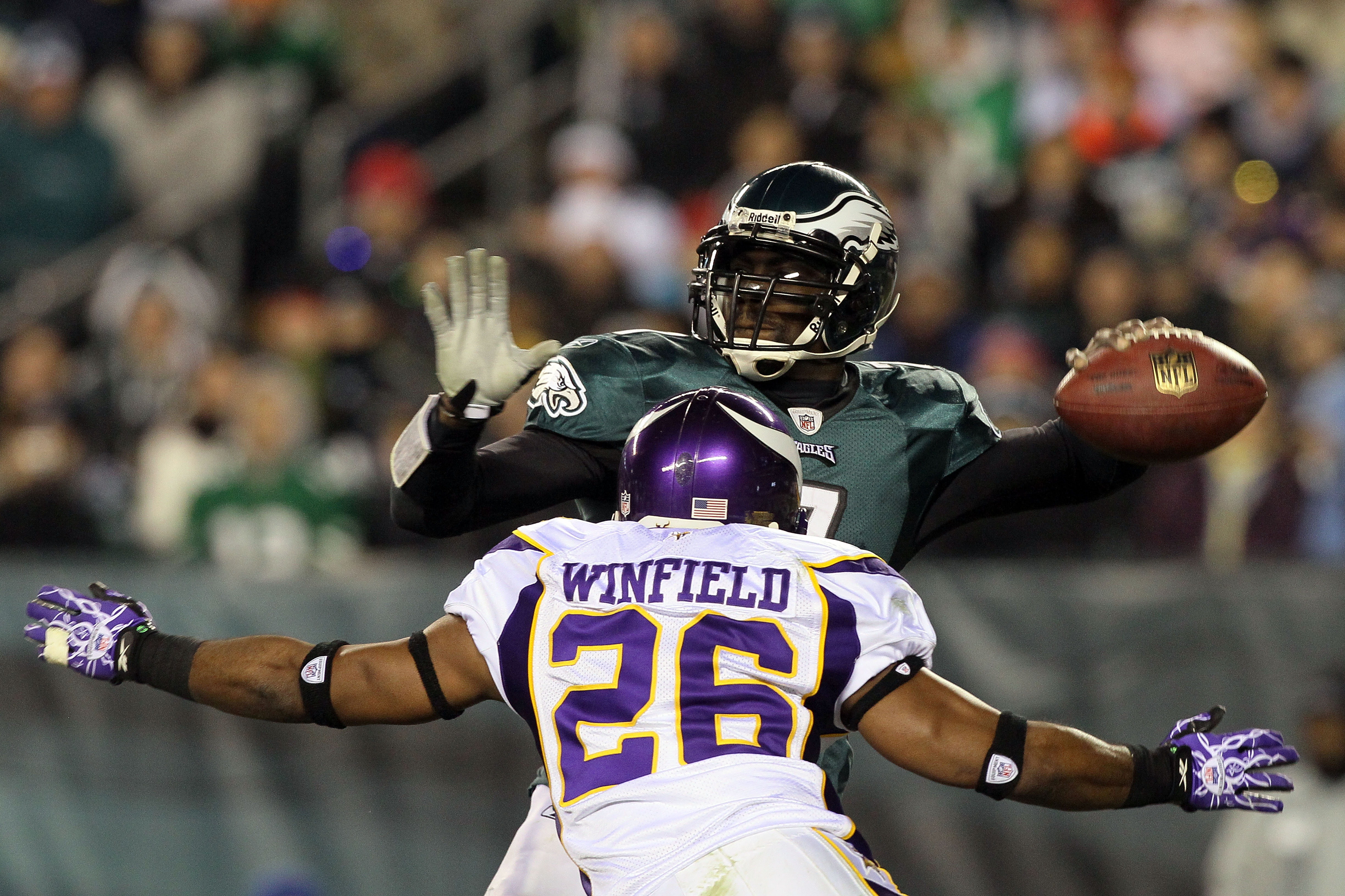 PHILADELPHIA, PA - DECEMBER 28: Antoine Winfield #26 rushes after Michael Vick #7 of the Philadelphia Eagles late in the first half of the game at Lincoln Financial Field on December 28, 2010 in Philadelphia, Pennsylvania. (Photo by Jim McIsaac/Getty Imag