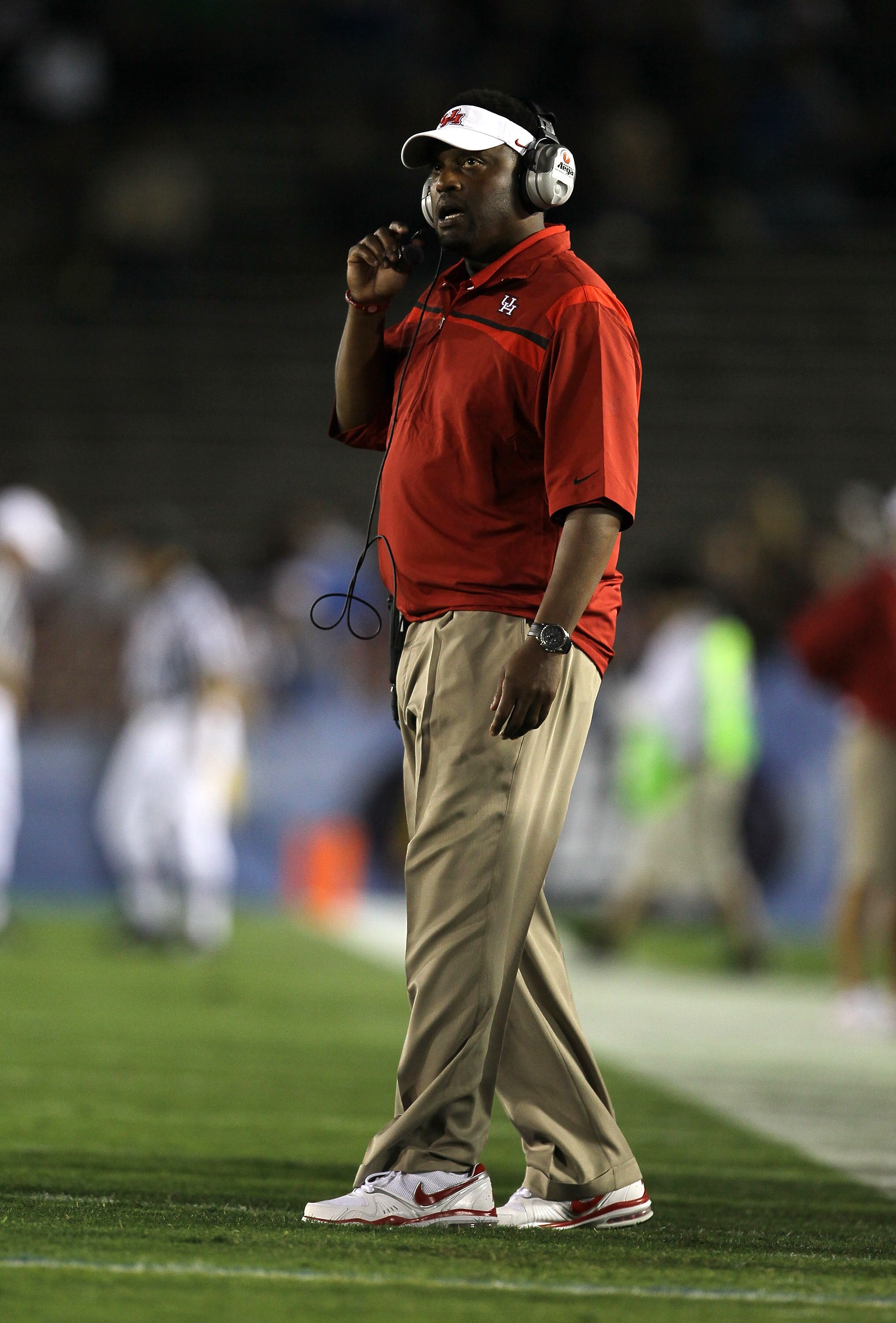 PASADENA, CA - SEPTEMBER 18:  Head coach Kevin Sumlin of the Houston Cougars on the sidelines in the game with the UCLA Bruins at the Rose Bowl on September 18, 2010 in Pasadena, California.  (Photo by Stephen Dunn/Getty Images)