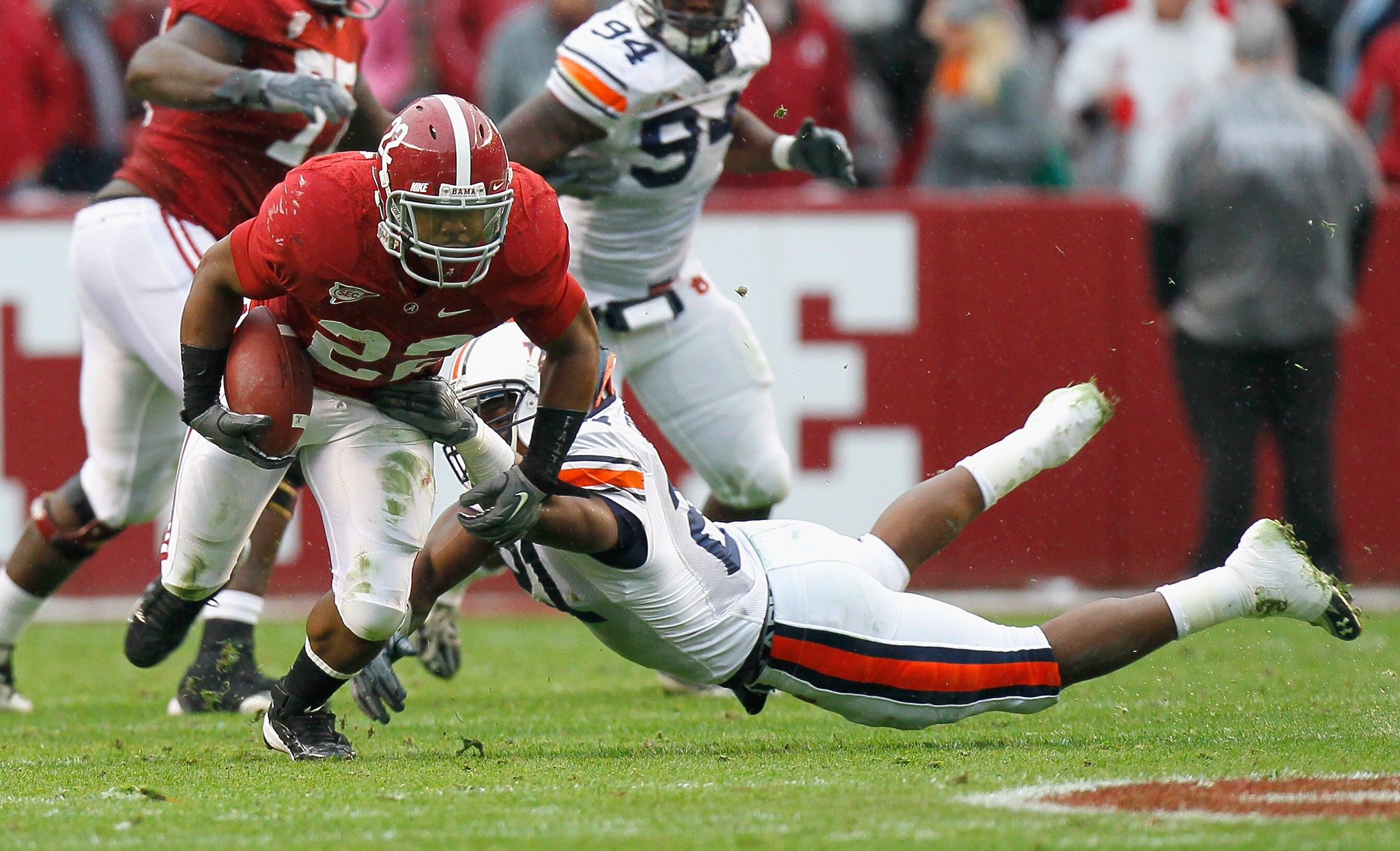 TUSCALOOSA, AL - NOVEMBER 26:  Mark Ingram #22 of the Alabama Crimson Tide breaks a tackle by Eltoro Freeman #21 of the Auburn Tigers at Bryant-Denny Stadium on November 26, 2010 in Tuscaloosa, Alabama.  (Photo by Kevin C. Cox/Getty Images)