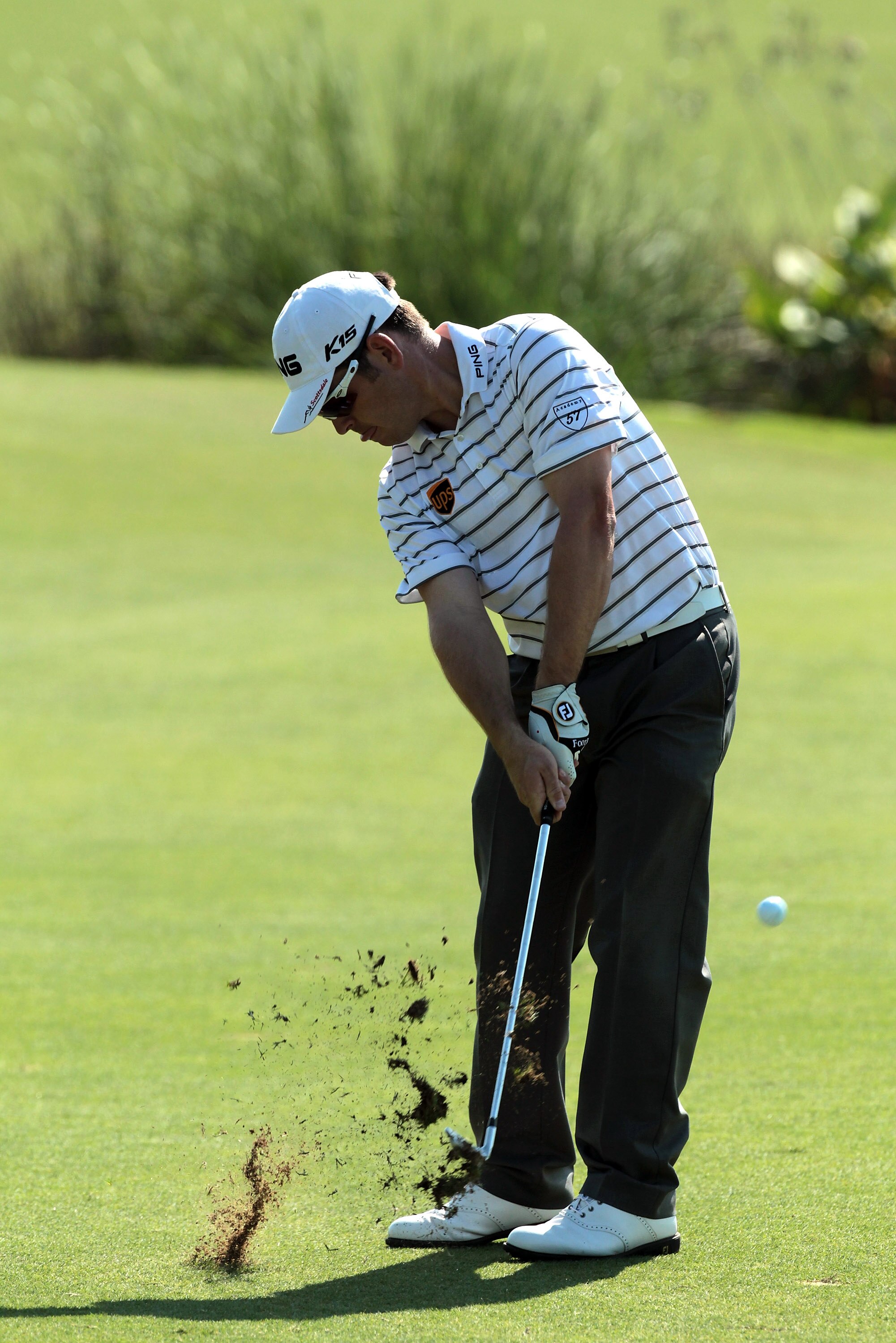 DUBAI, UNITED ARAB EMIRATES - NOVEMBER 26:  Louis Oosthuizen of South Africa plays his third shot to the par 5, 18th hole during the second round of the Dubai World Championship on the Earth Course at Jumeirah Golf Estates on November 26, 2010 in Dubai, U