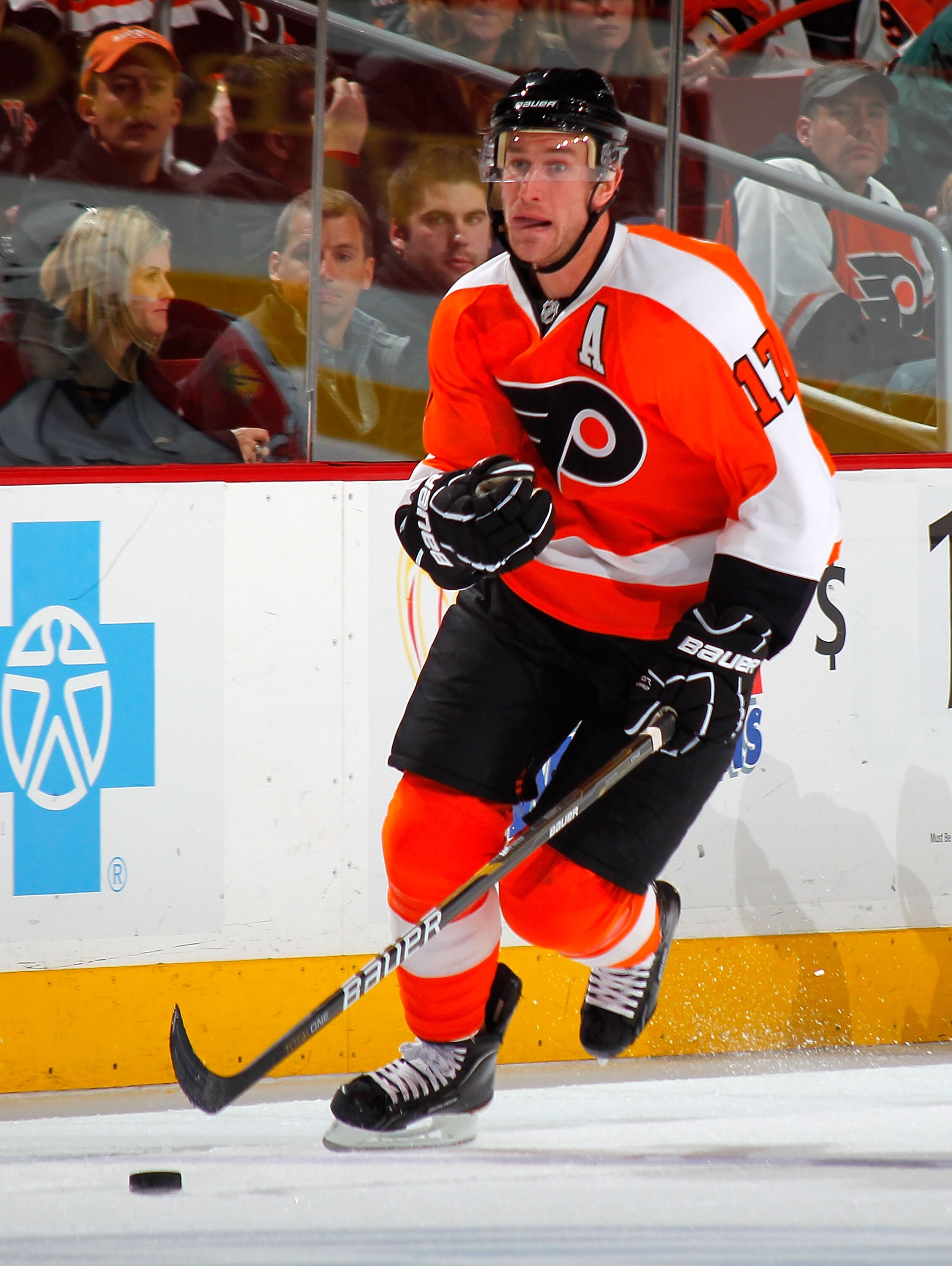 PHILADELPHIA, PA - DECEMBER 20:  Jeff Carter #17 of the Philadelphia Flyers skates during a hockey game against the Florida Panthers at the Wells Fargo Center on December 20, 2010 in Philadelphia, Pennsylvania.  (Photo by Paul Bereswill/Getty Images)
