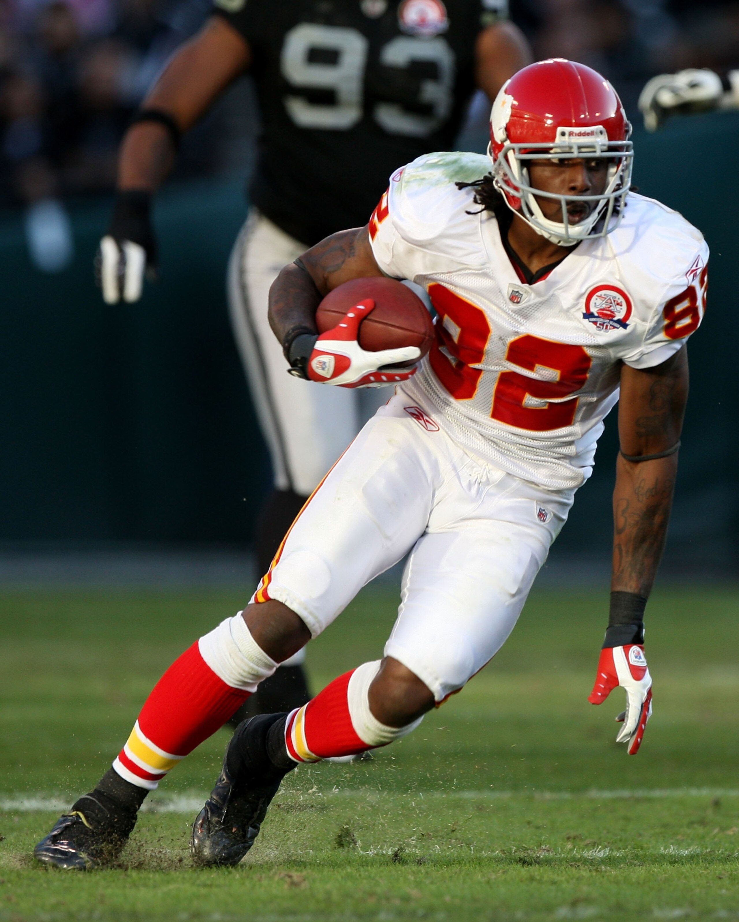 OAKLAND, CA - NOVEMBER 15:  Dwayne Bowe #82 of the Kansas City Chiefs in action against the Oakland Raiders during an NFL game  at Oakland-Alameda County Coliseum on November 15, 2009 in Oakland, California.  (Photo by Jed Jacobsohn/Getty Images)