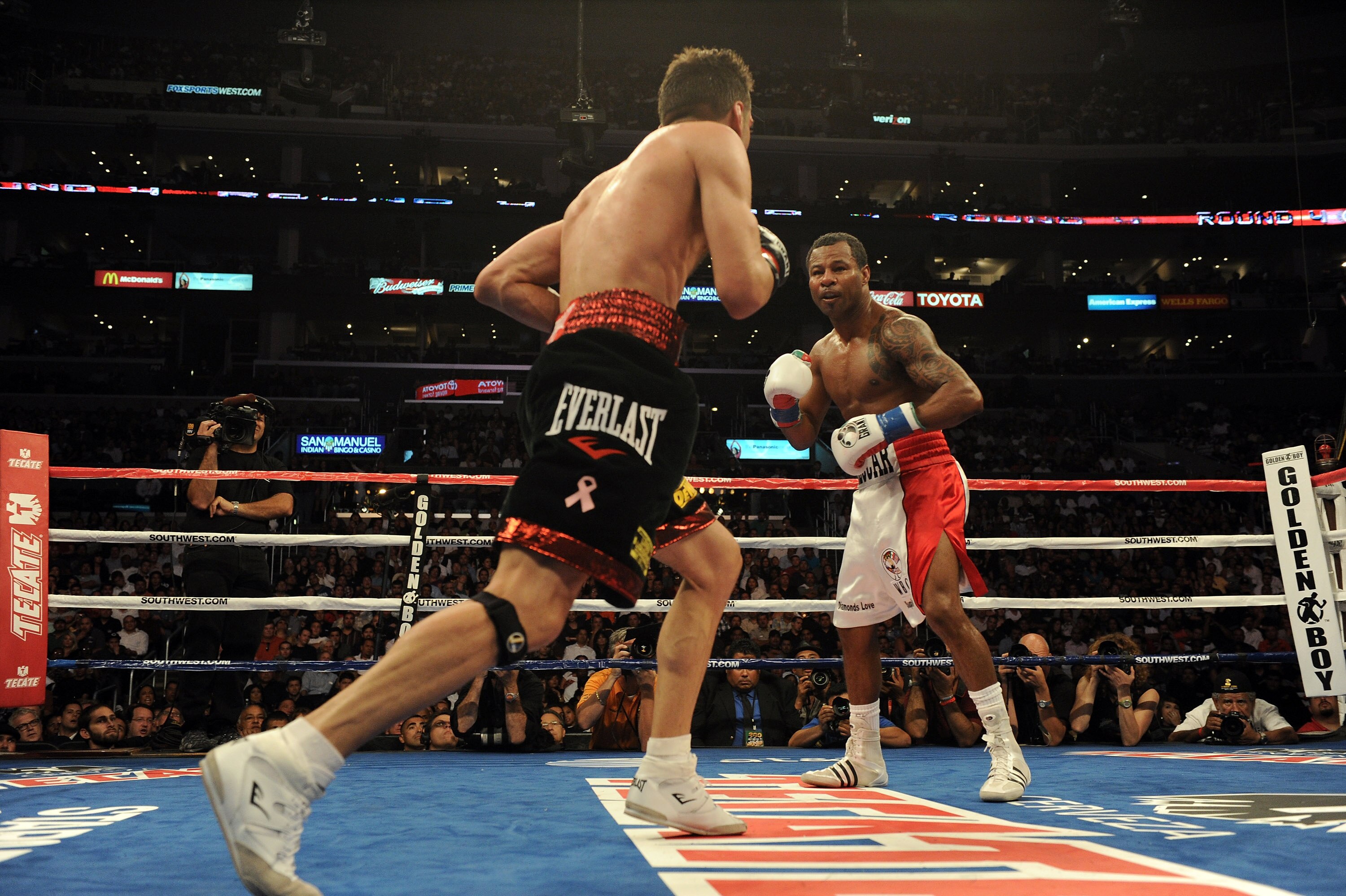 LOS ANGELES, CA - SEPTEMBER 18:  Shane Mosley and Sergio Mora fight to a draw during the fourth round of the Middleweight bout at Staples Center on September 18, 2010 in Los Angeles, California.  (Photo by Harry How/Getty Images)