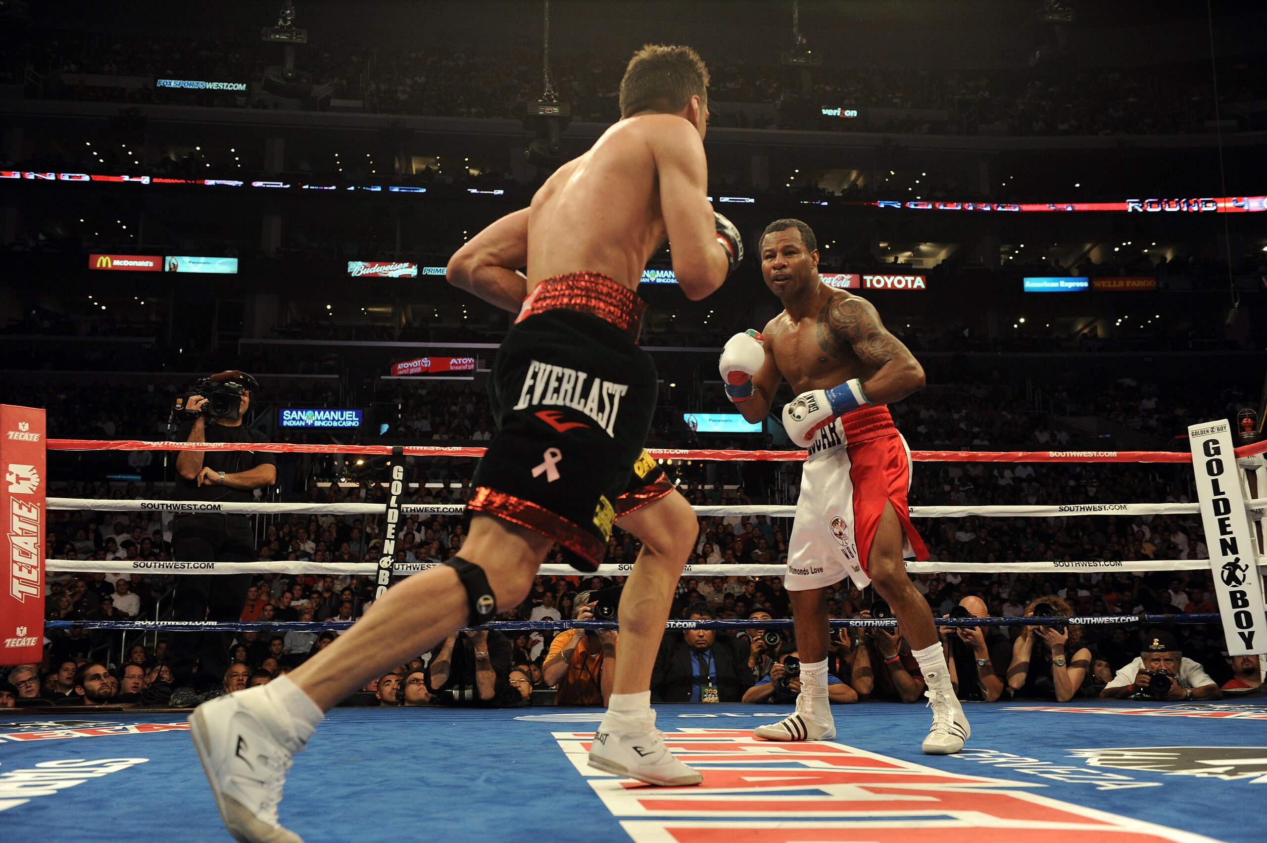 LOS ANGELES, CA - SEPTEMBER 18:  Shane Mosley and Sergio Mora fight to a draw during the fourth round of the Middleweight bout at Staples Center on September 18, 2010 in Los Angeles, California.  (Photo by Harry How/Getty Images)