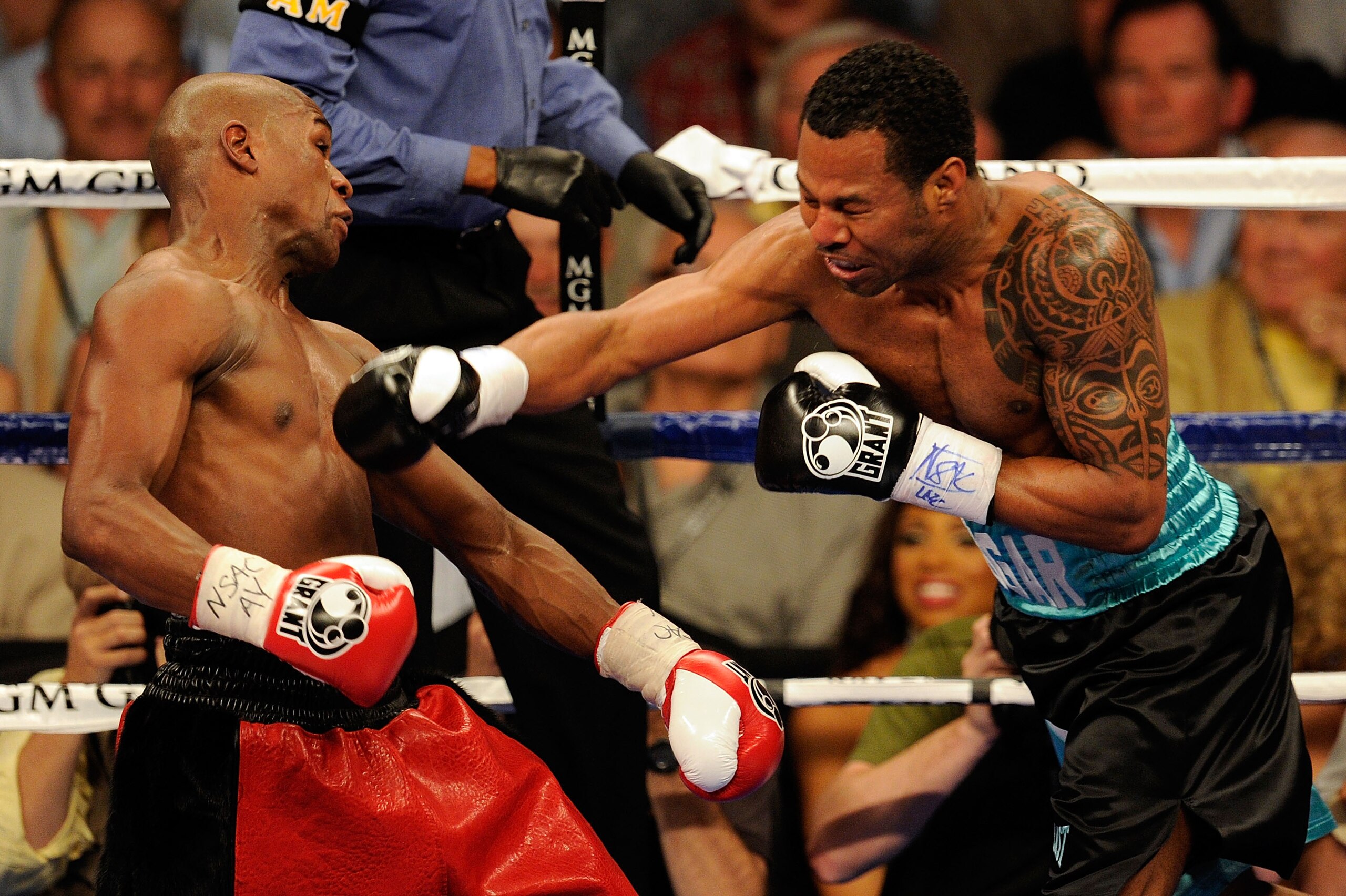 LAS VEGAS - MAY 01:  (R-L) Shane Mosley throws a right to the head of Floyd Mayweather Jr. as Mayweather Jr. dodges it during the welterweight fight at the MGM Grand Garden Arena on May 1, 2010 in Las Vegas, Nevada.  (Photo by Ethan Miller/Getty Images)