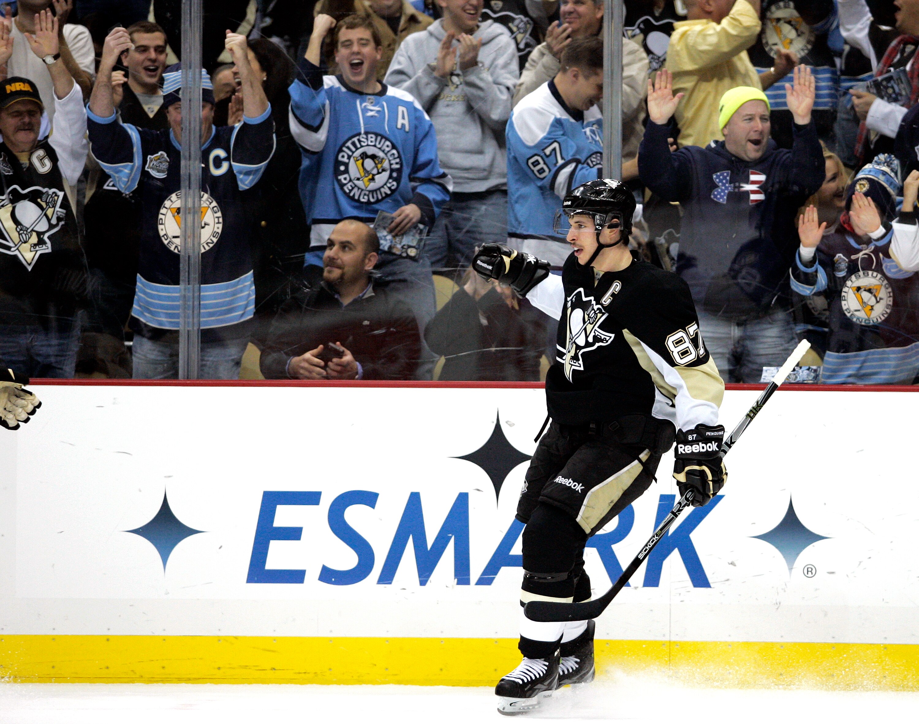 PITTSBURGH, PA - DECEMBER 28:  Sidney Crosby #87 of the Pittsburgh Penguins celebrates his second goal of the game in the first period against the Atlanta Thrashers at Consol Energy Center on December 28, 2010 in Pittsburgh, Pennsylvania.  (Photo by Justi