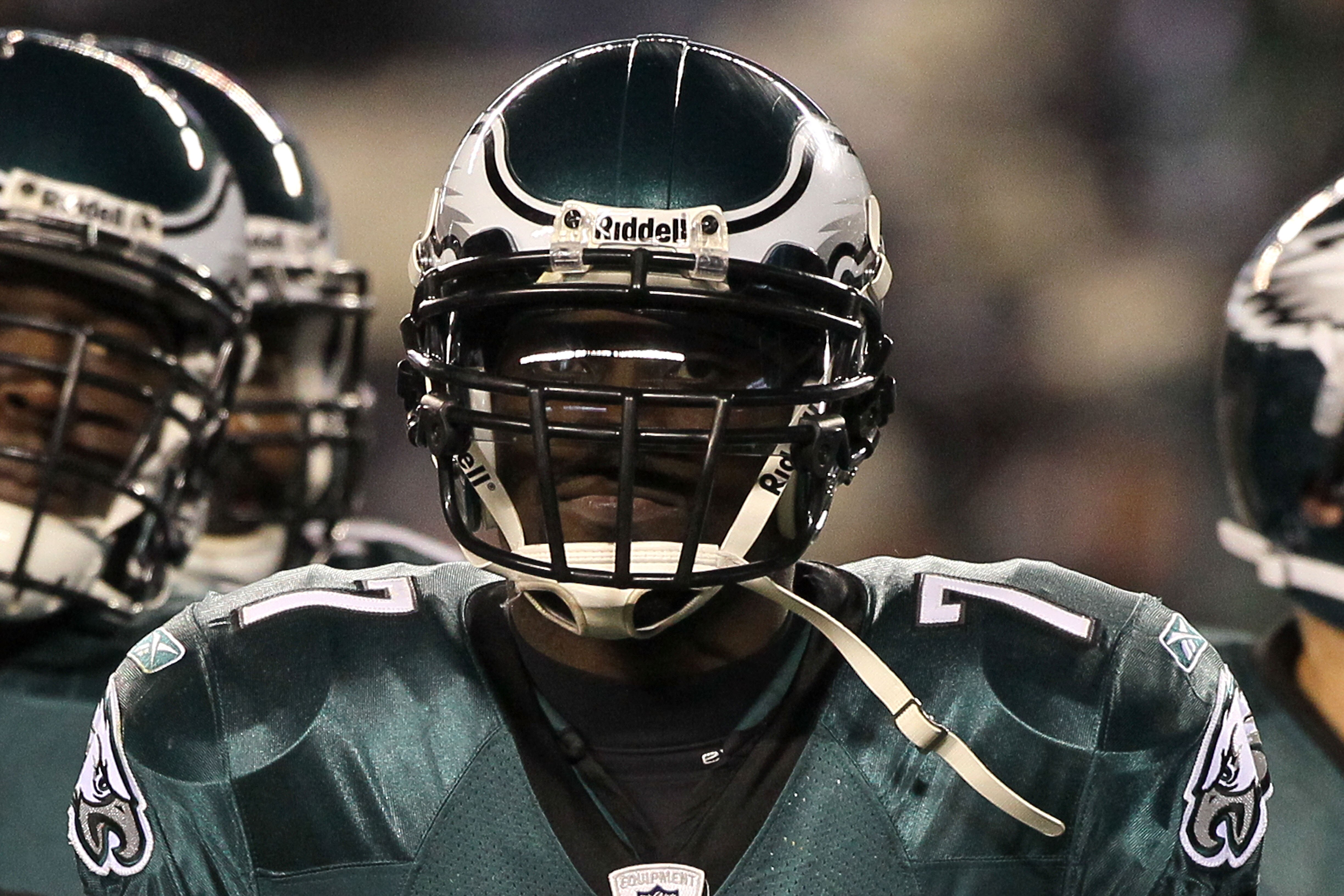 PHILADELPHIA, PA - DECEMBER 28: Michael Vick #7 of the Philadelphia Eagles stands on the field after a play against the Minnesota Vikings at Lincoln Financial Field on December 28, 2010 in Philadelphia, Pennsylvania. (Photo by Jim McIsaac/Getty Images)