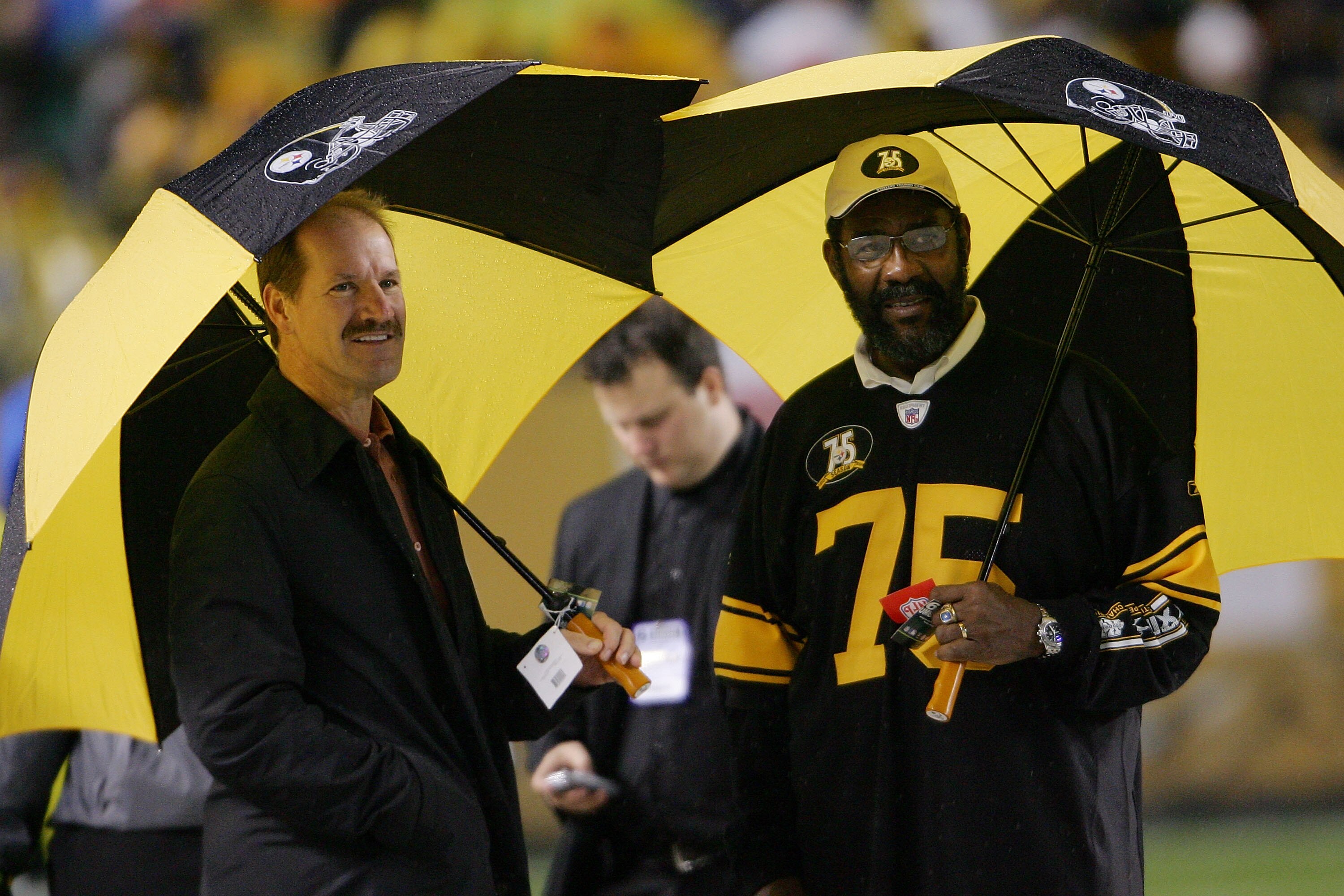 PITTSBURGH - NOVEMBER 05: Former Pittsburgh Steelers coach Bill Cowher (L) talks with Pittsburgh Steelers Hall of Famer Joe Greene before kickoff against the Baltimore Ravens on November 5, 2007 at Heinz Field in Pittsburgh, Pennsylvania.  (Photo by Chris