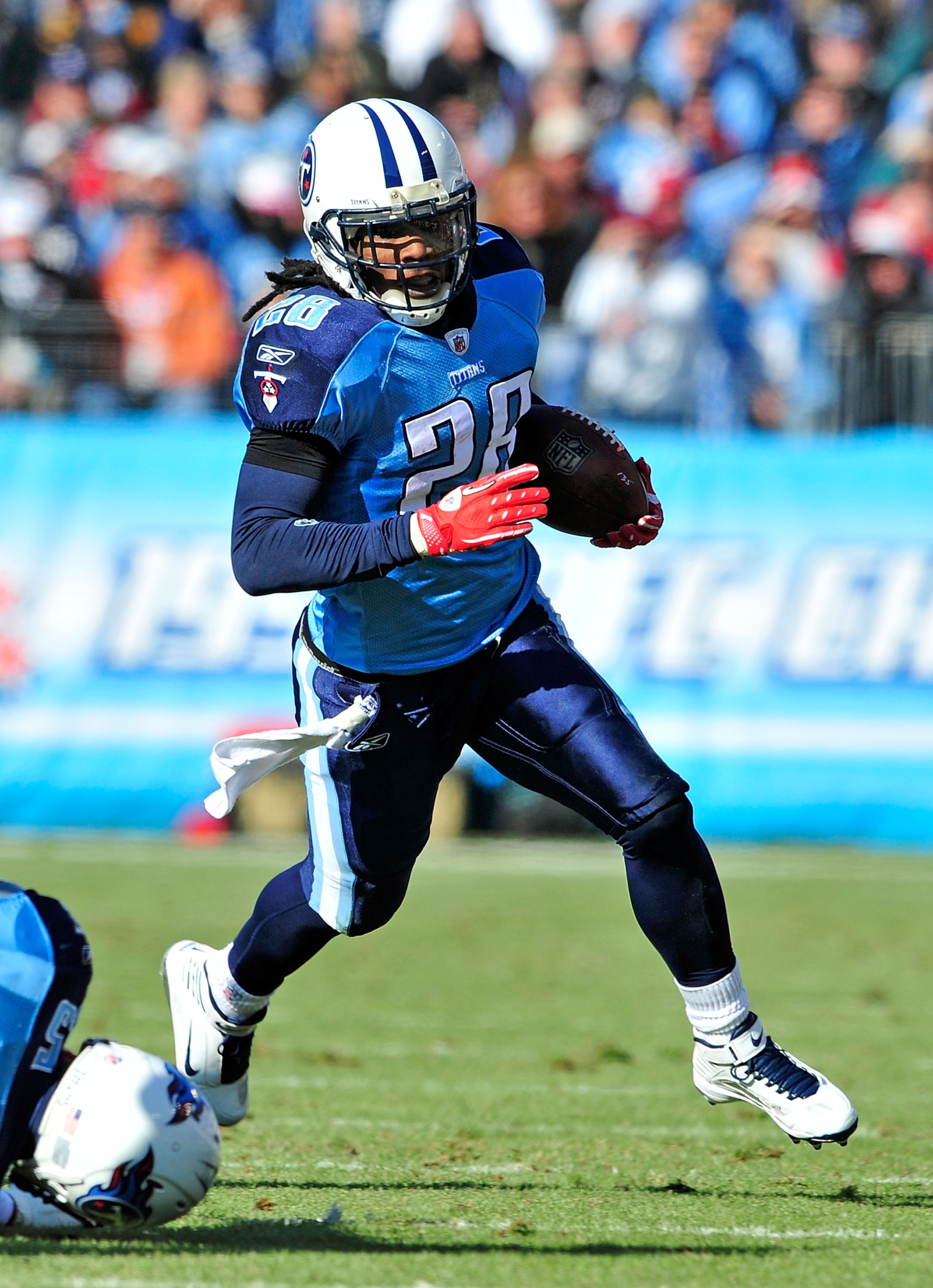 NASHVILLE, TN - DECEMBER 19:  Chris Johnson #28 of the Tennessee Titans runs against the Houston Texans at LP Field on December 19, 2010 in Nashville, Tennessee. The Titans defeated the Texans, 31-17. (Photo by Grant Halverson/Getty Images)