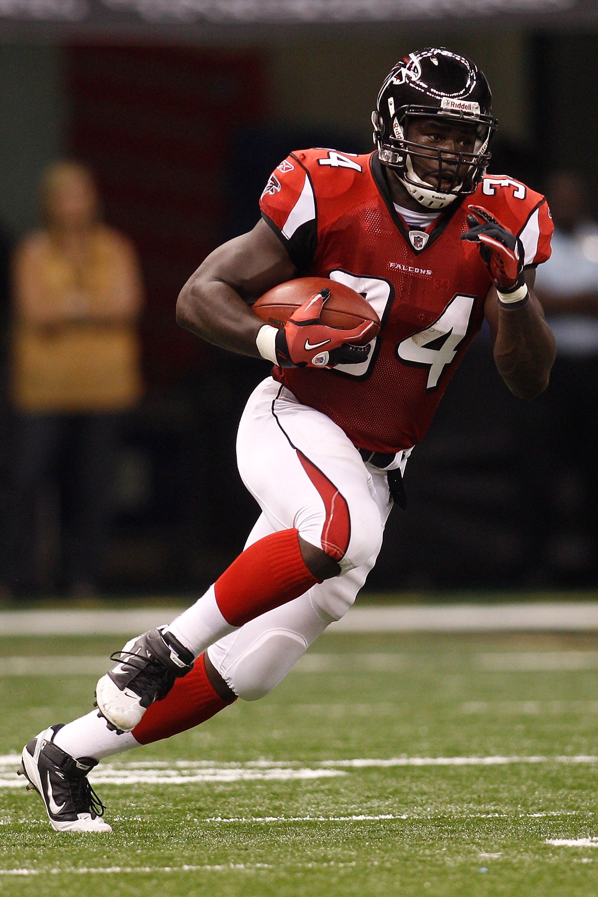 NEW ORLEANS - SEPTEMBER 26:  Ovie Mughelli #34 of the Atlanta Falcons in action against the New Orleans Saints at the Louisiana Superdome on September 26, 2010 in New Orleans, Louisiana.  (Photo by Chris Graythen/Getty Images)