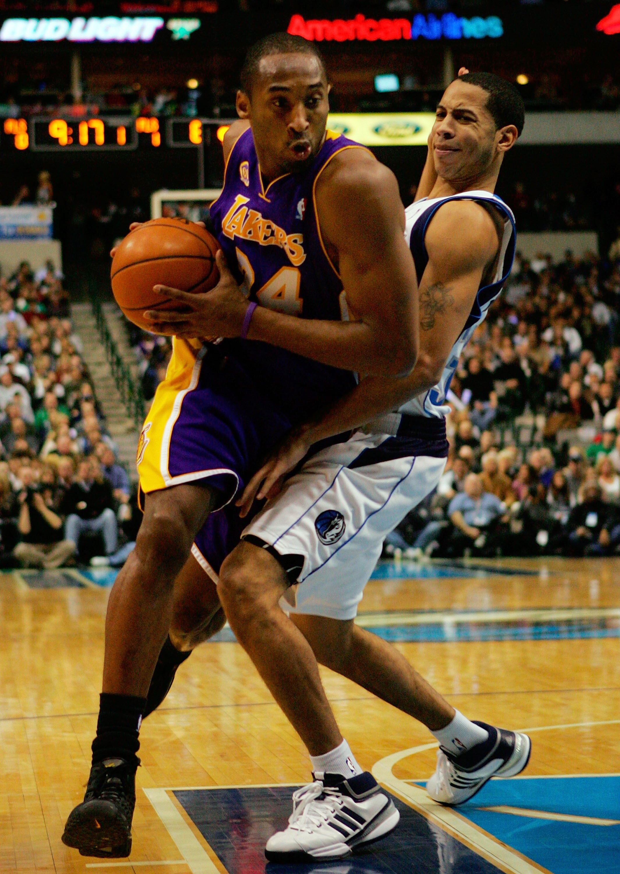 DALLAS - JANUARY 25:  Guard Kobe Bryant #24 of the Los Angeles Lakers drives the hoop against Devin Harris #34 of the Dallas Mavericks on January 25, 2008 at American Airlines Center in Dallas, Texas.  NOTE TO USER: User expressly acknowledges and agrees