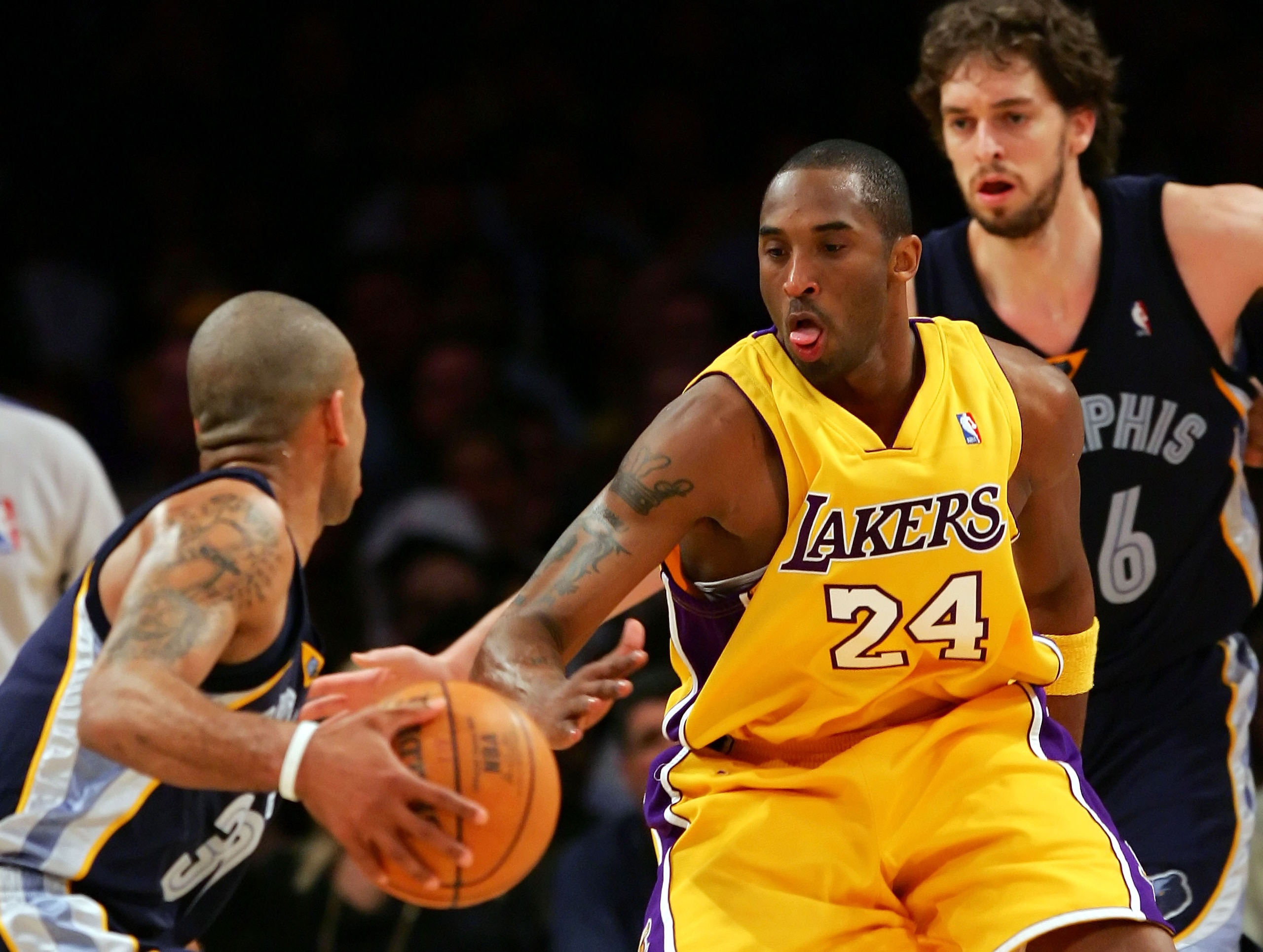 LOS ANGELES, CA - MARCH 27:  Kobe Bryant #24 of the Los Angeles Lakers defends Dahntay Jones #30 of the Memphis Grizzlies at Staples Center on March 27, 2007 in Los Angeles, California.  NOTE TO USER: User expressly acknowledges and agrees that, by downlo