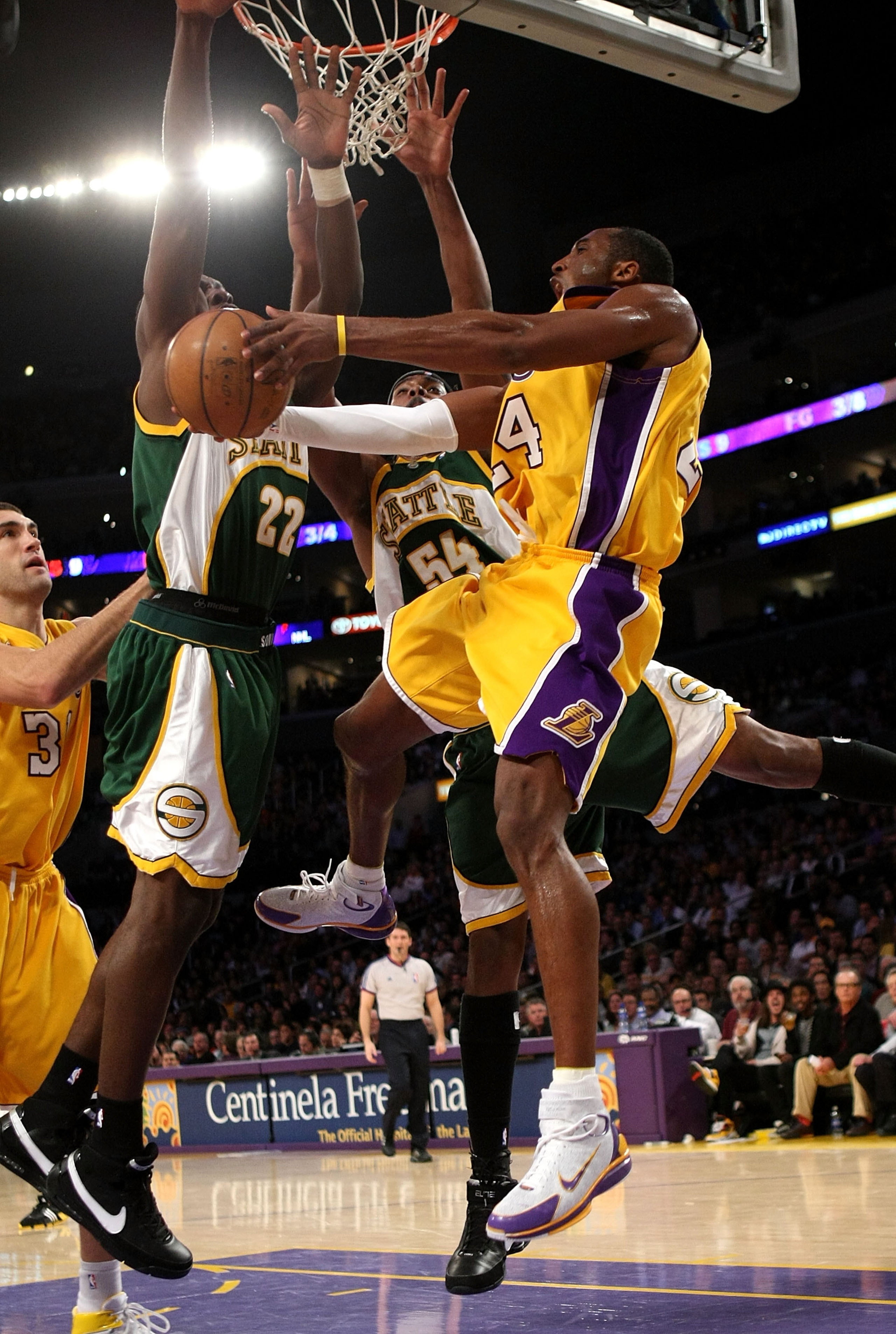 LOS ANGELES, CA - NOVEMBER 27:  Kob e Bryant #24 of the Los Angeles Lakers shoots over Jeff Green #22 of the Seattle SuperSonics on November 27, 2007 at Staples Center in Los Angeles, California.   The Lakers won 106-99. NOTE TO USER: User expressly ackno