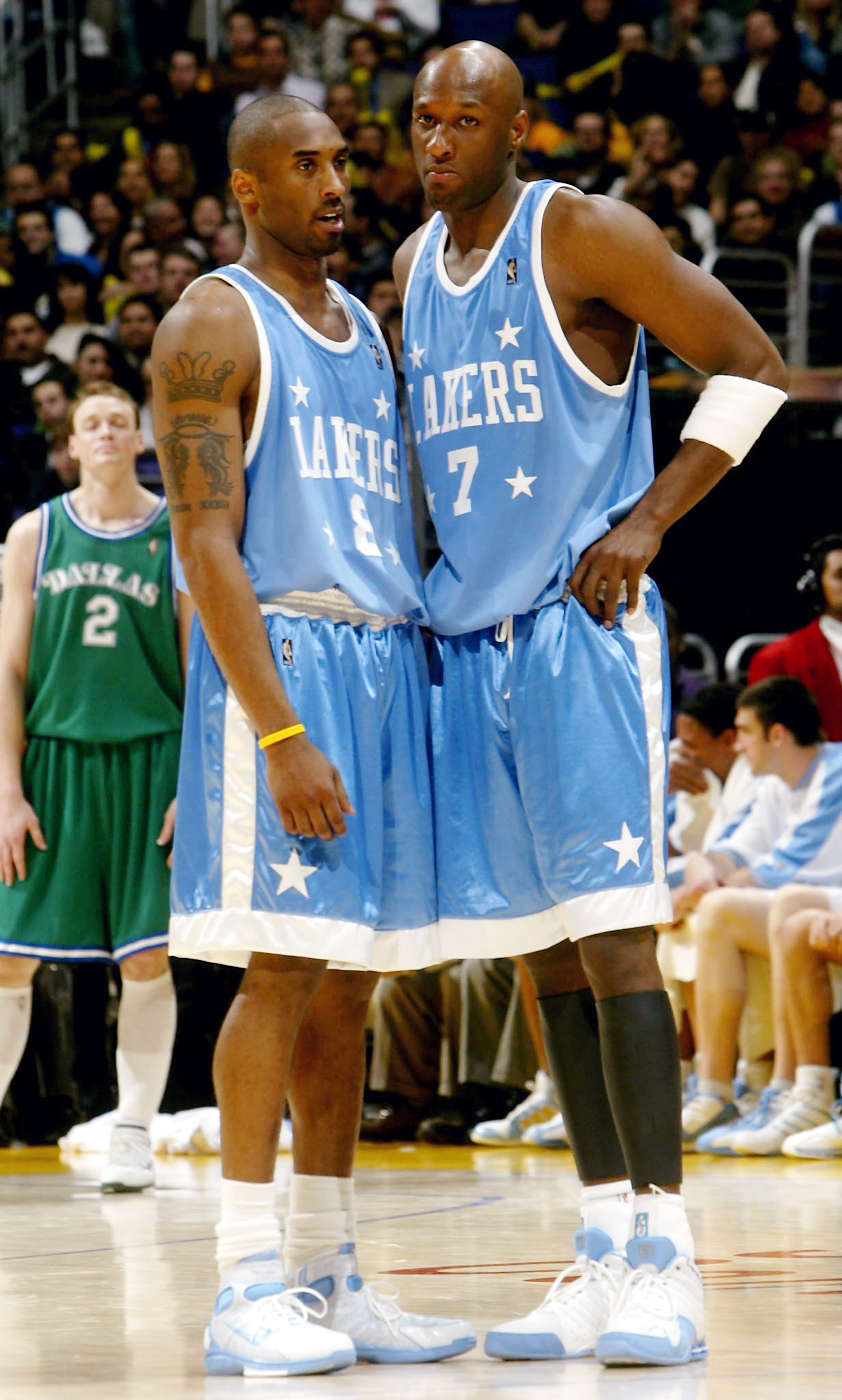 LOS ANGELES - MARCH 4:  Kobe Bryant #8 and Lamar Odom #7 of the Los Angeles Lakers confer during a game against the Dallas Mavericks on March 4, 2005 at Staples Center in Los Angeles, California. The Lakers defeated the Mavs 108-103.  NOTE TO USER: User e