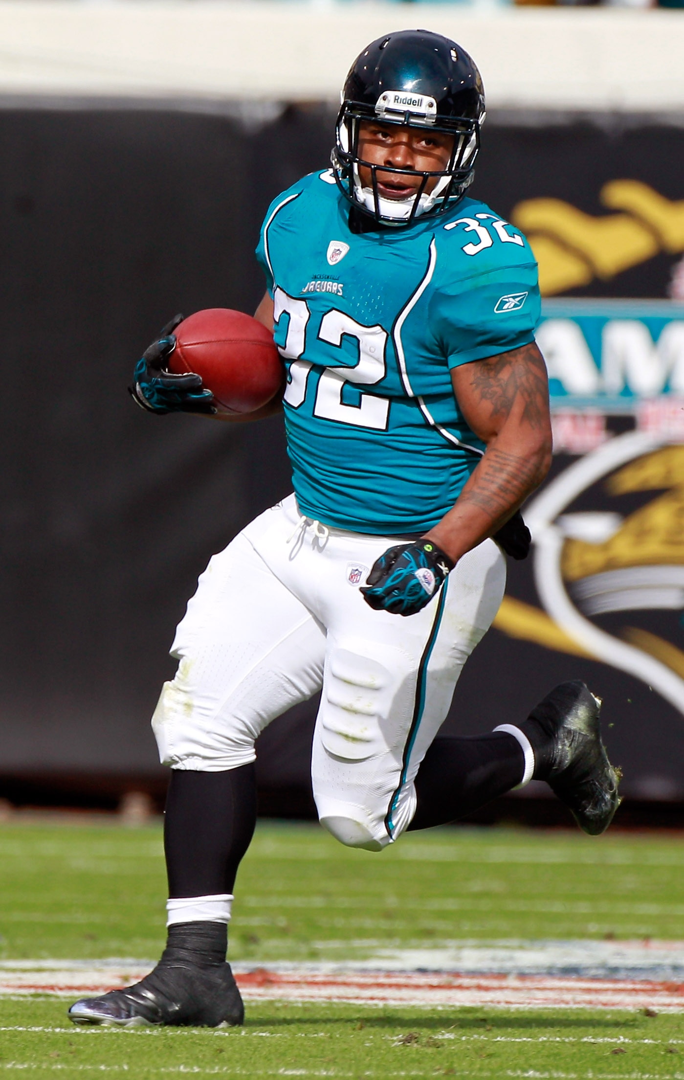 JACKSONVILLE, FL - DECEMBER 12: Maurice Jones-Drew #32 of the Jacksonville Jaguars runs for yardage during the game against the Oakland Raiders during the game at EverBank Field on December 12, 2010 in Jacksonville, Florida. (Photo by Sam Greenwood/Gett JACKSONVILLE, FL - DECEMBER 12: Maurice Jones-Drew #32 of the Jacksonville Jaguars runs for yardage during the game against the Oakland Raiders during the game at EverBank Field on December 12, 2010 in Jacksonville, Florida. (Photo by Sam Greenwood/Gett