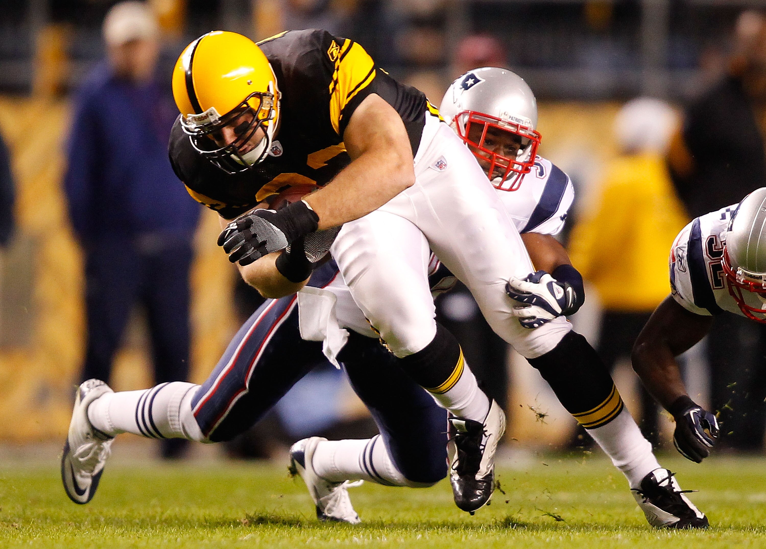 PITTSBURGH, PA - NOVEMBER 14:  Heath Miller #83 of the Pittsburgh Steelers runs with the ball against the New England Patriots during the game on November 14, 2010 at Heinz Field in Pittsburgh, Pennsylvania.  (Photo by Jared Wickerham/Getty Images)