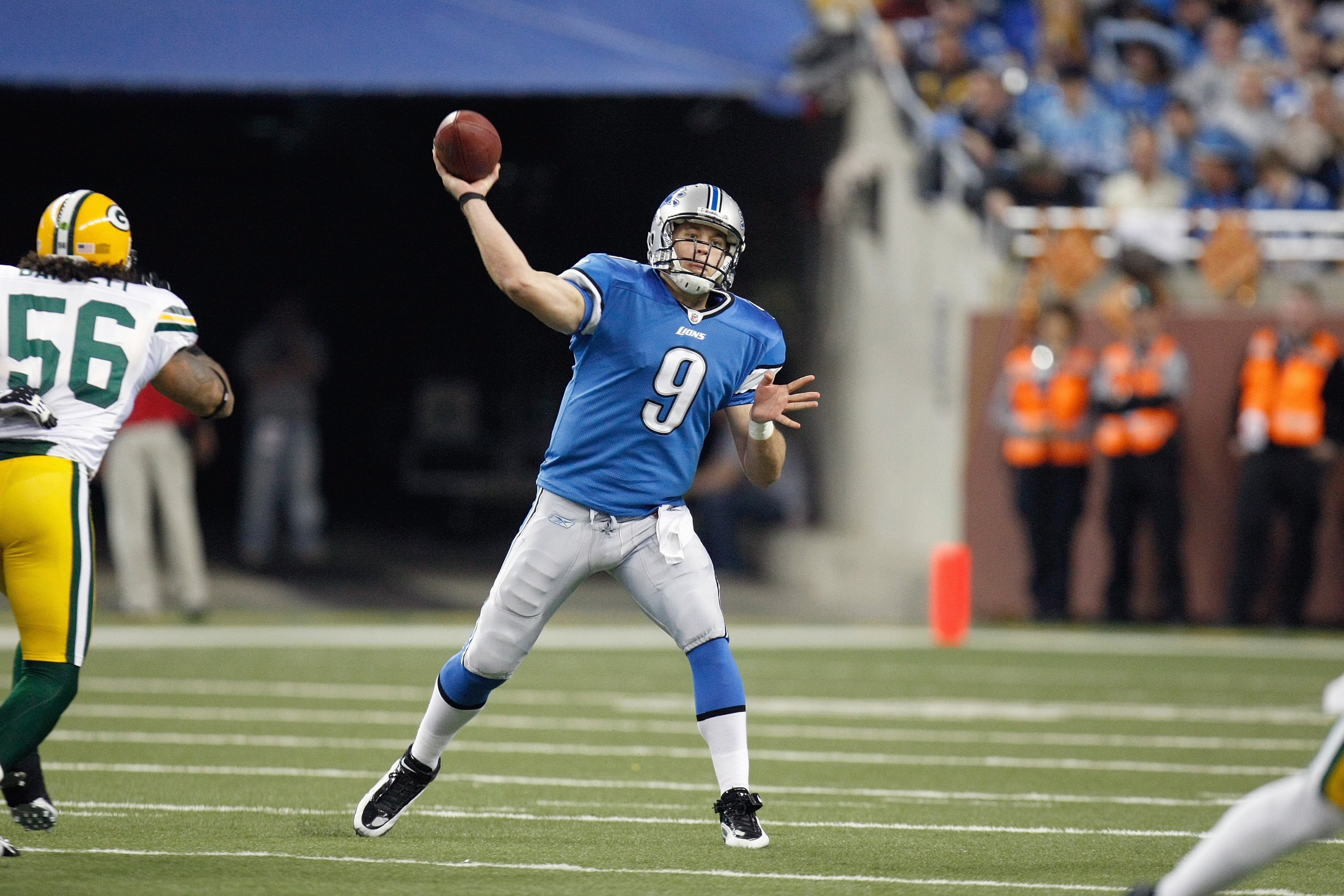 DETROIT , MI - NOVEMBER 26:  Matthew Stafford #9 of the Detroit Lions passes the ball during the game against the Green Bay Packers on November 26, 2009 at Ford Field in Detroit, Michigan. Green Bay won the game 34-12. (Photo by Gregory Shamus/Getty Image