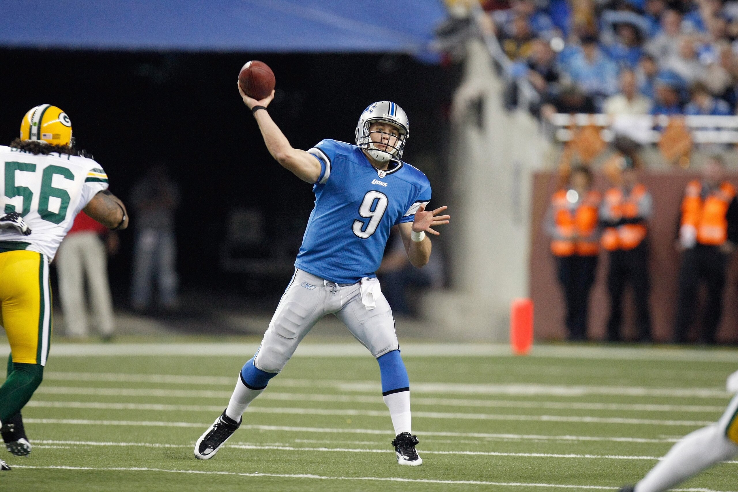 DETROIT , MI - NOVEMBER 26:  Matthew Stafford #9 of the Detroit Lions passes the ball during the game against the Green Bay Packers on November 26, 2009 at Ford Field in Detroit, Michigan. Green Bay won the game 34-12. (Photo by Gregory Shamus/Getty Image