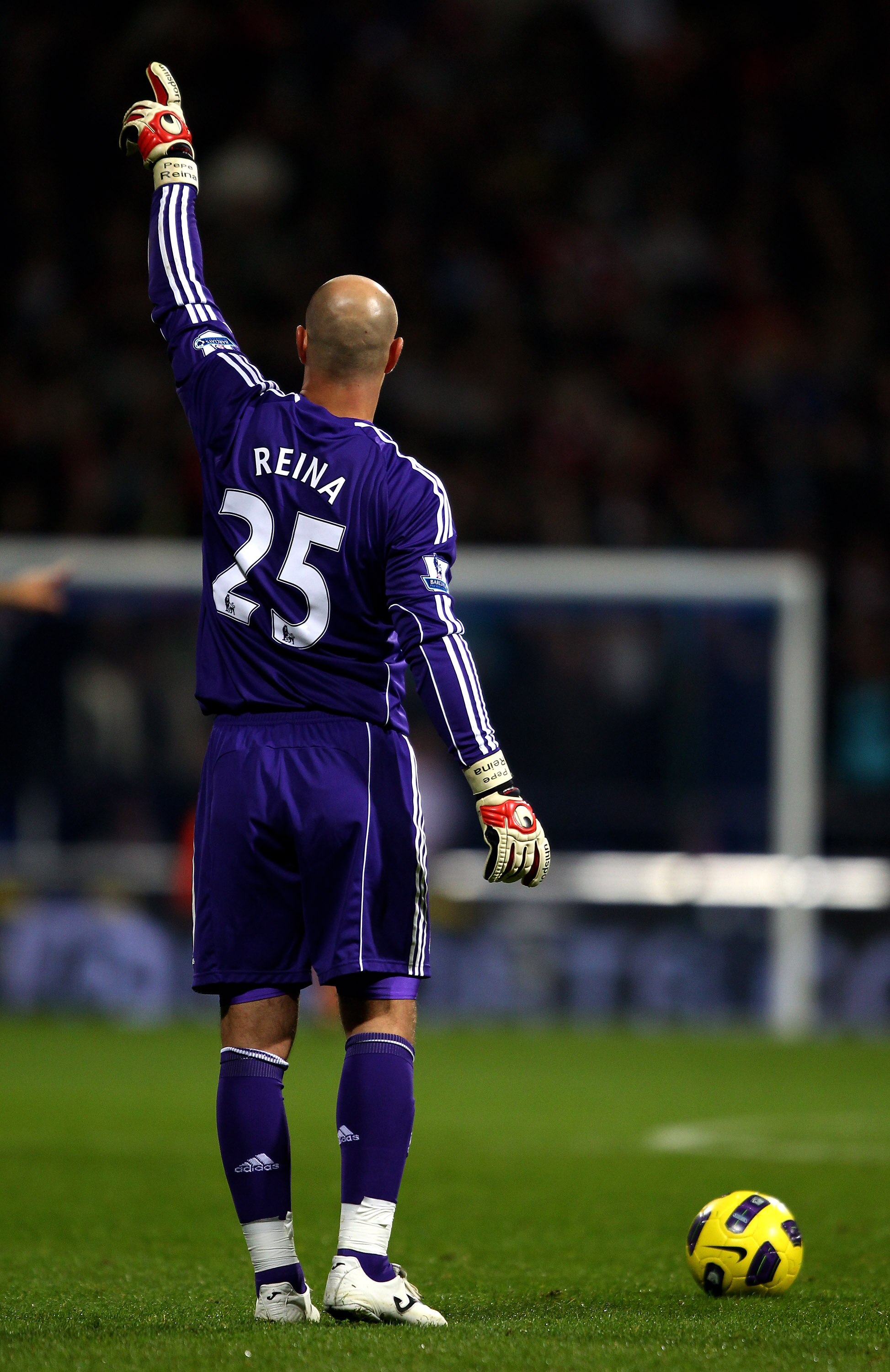 BOLTON, ENGLAND - OCTOBER 31:   Pepe Reina of Liverpool gestures during the Barclays Premier League match between Bolton Wanderers and Liverpool at the Reebok Stadium on October 31, 2010 in Bolton, England.  (Photo by Clive Brunskill/Getty Images)