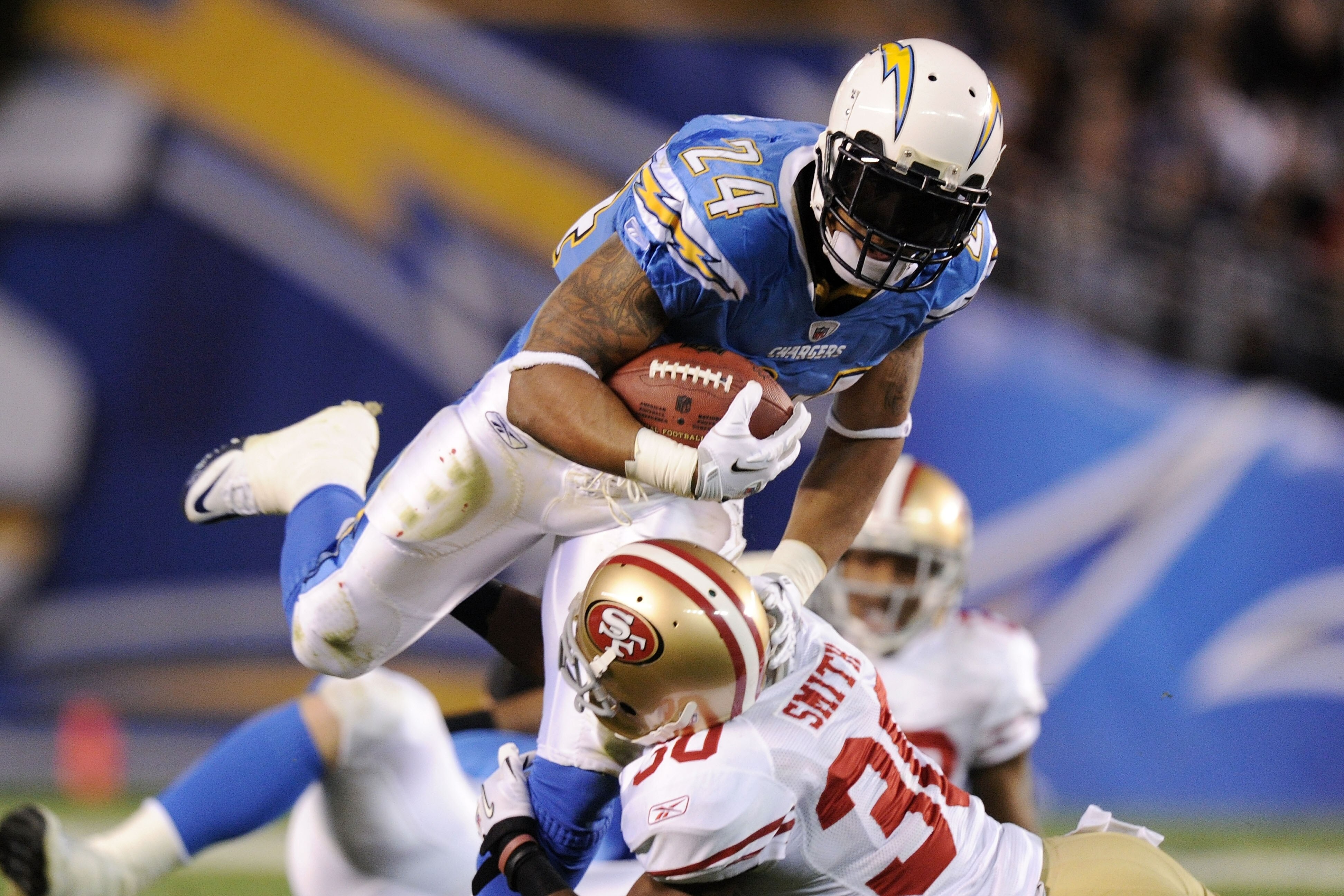 SAN DIEGO, CA - DECEMBER 16:  Running back Ryan Mathews #24 of the San Diego Chargers rushes with the ball against the San Francisco 49ers at Qualcomm Stadium on December 16, 2010 in San Diego, California.  (Photo by Harry How/Getty Images)