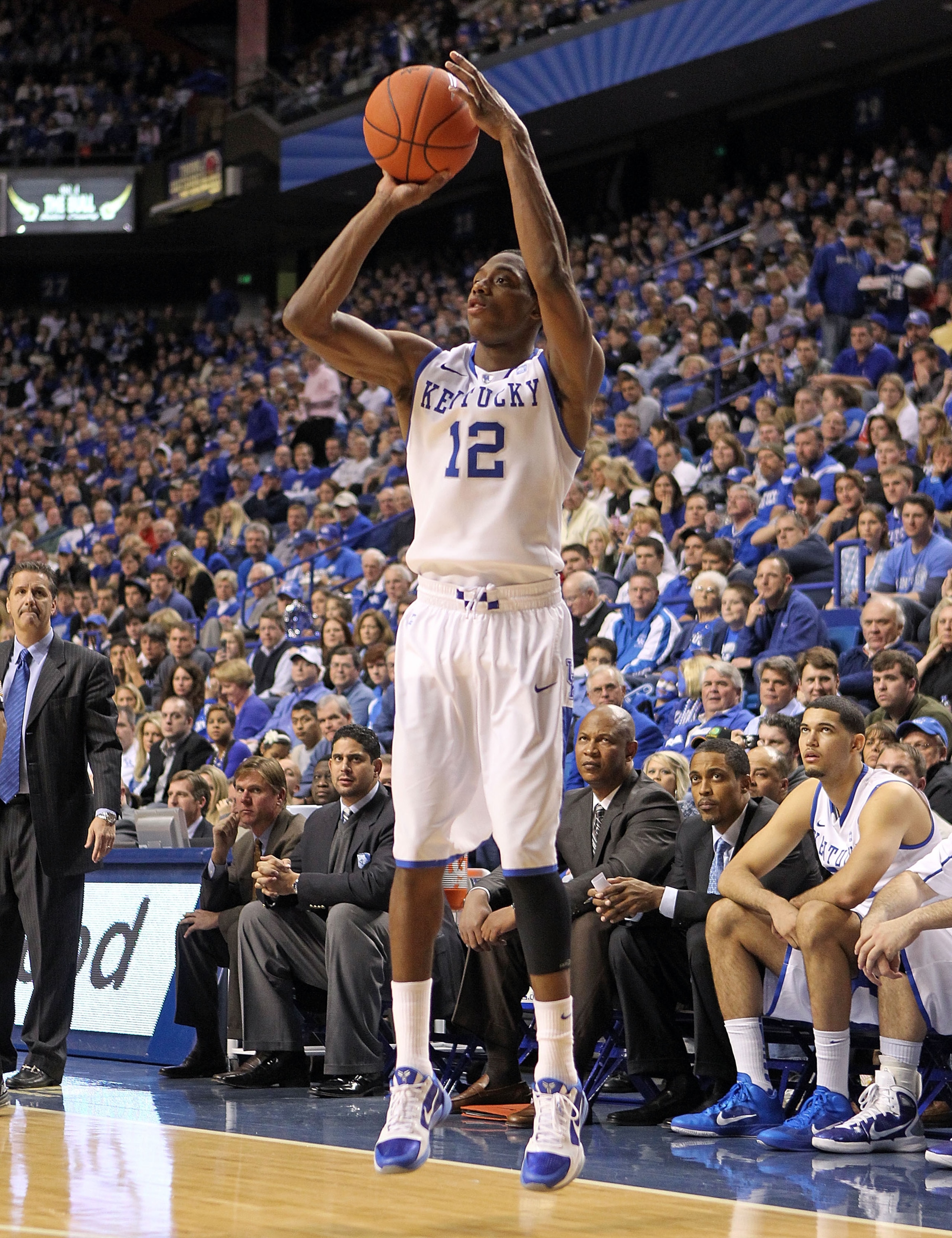 LEXINGTON, KY - DECEMBER 28:  Brandon Knight #12 of the Kentucky Wildcats shoots the ball during the game against the Coppin State Eagles at Rupp Arena on December 28, 2010 in Lexington, Kentucky.  Kentucky won 91-61.  (Photo by Andy Lyons/Getty Images)