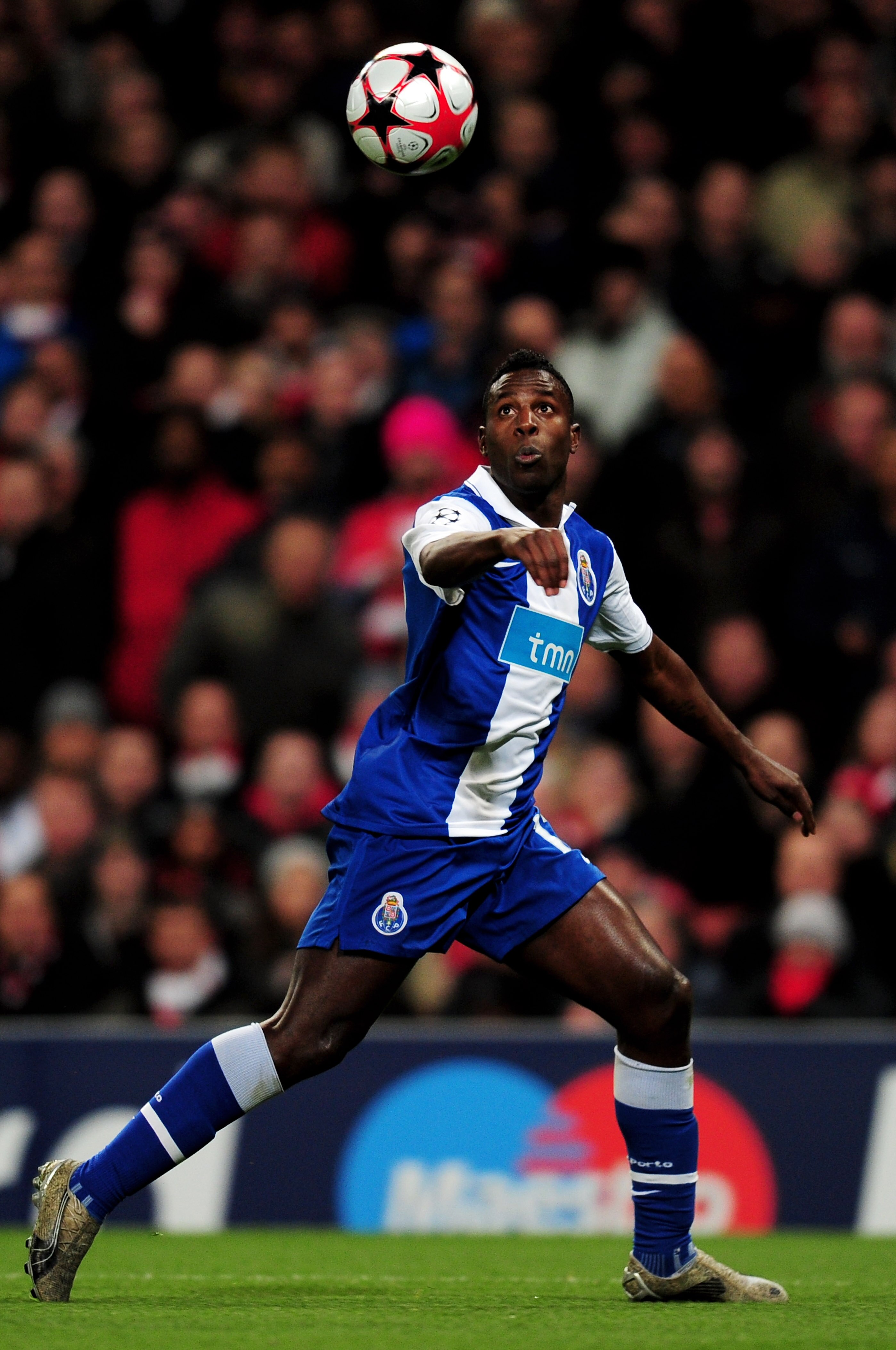 LONDON, ENGLAND - MARCH 09:  Silvestre Varela of Porto controls the ball during the UEFA Champions League round of 16 match between Arsenal and FC Porto at the Emirates Stadium on March 9, 2010 in London, England.  (Photo by Mike Hewitt/Getty Images)