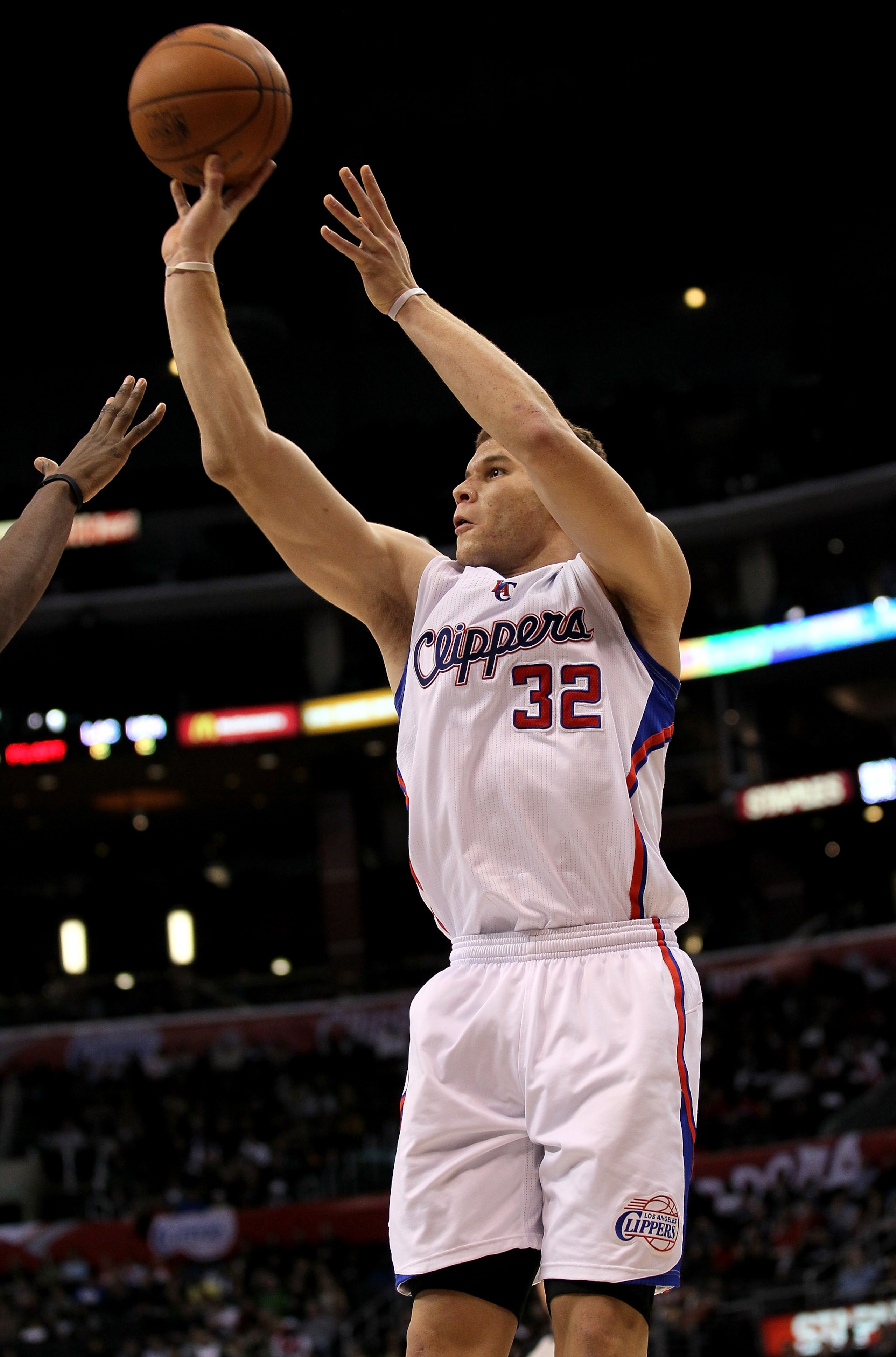 LOS ANGELES, CA - DECEMBER 29:  Blake Griffin #32 of  the Los Angeles Clippers shoots a jump shot during the game with the Utah Jazz at Staples Center on December 29, 2010 in Los Angeles, California. The Jazz won 103-85.  NOTE TO USER: User expressly ackn