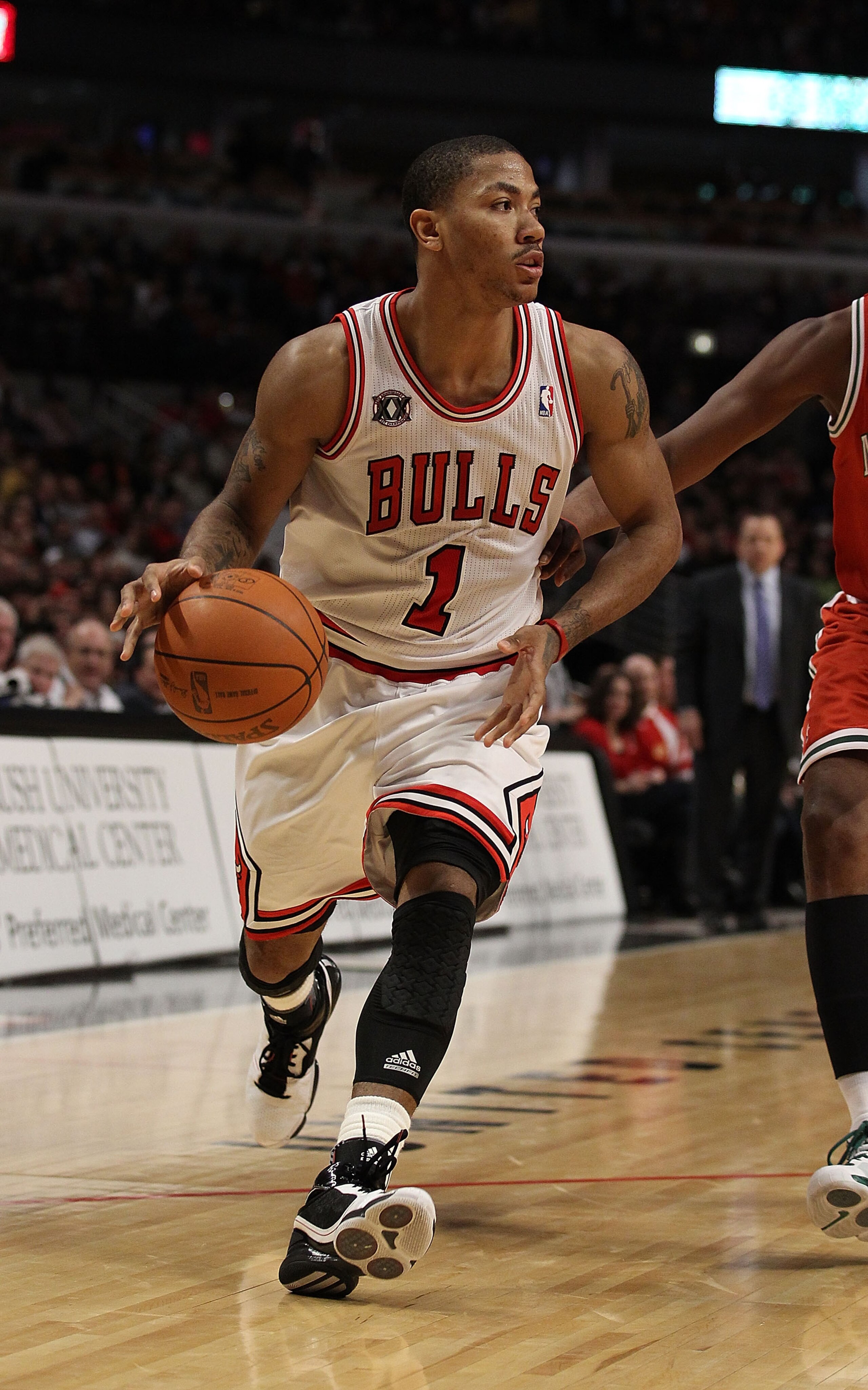 CHICAGO, IL - DECEMBER 28: Derrick Rose #1 of the Chicago Bulls looks for an open lane against the Milwaukee Bucks at the United Center on December 28, 2010 in Chicago, Illinois. The Bulls defeated the Bucks 90-77. NOTE TO USER: User expressly acknowledge