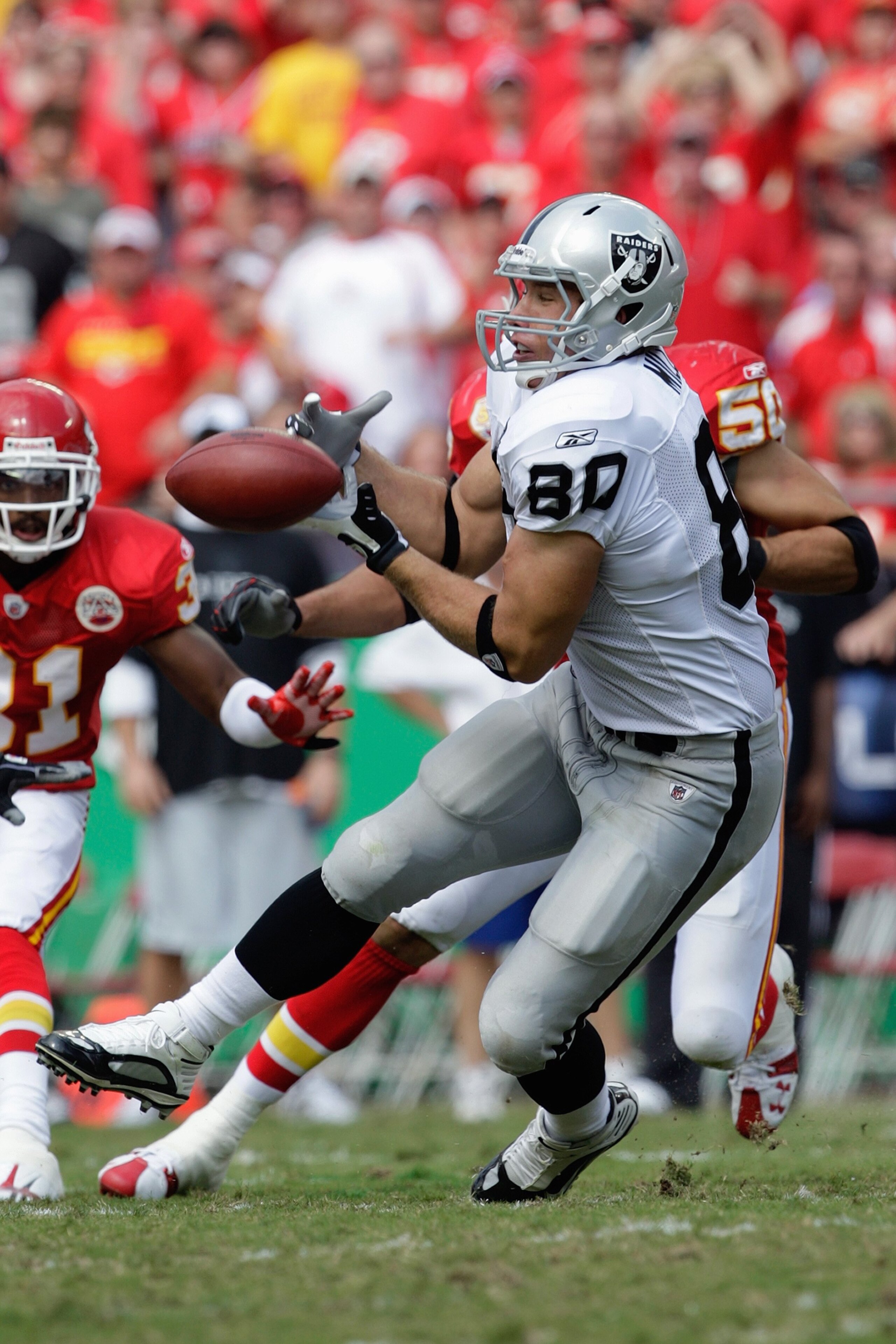 KANSAS CITY, MO - SEPTEMBER 20:  Zach Miller #80 of the Oakland Raiders catches a pass during the game against the Kansas City Chiefs at Arrowhead Stadium on September 20, 2009 in Kansas City, Missouri. (Photo by Jamie Squire/Getty Images)