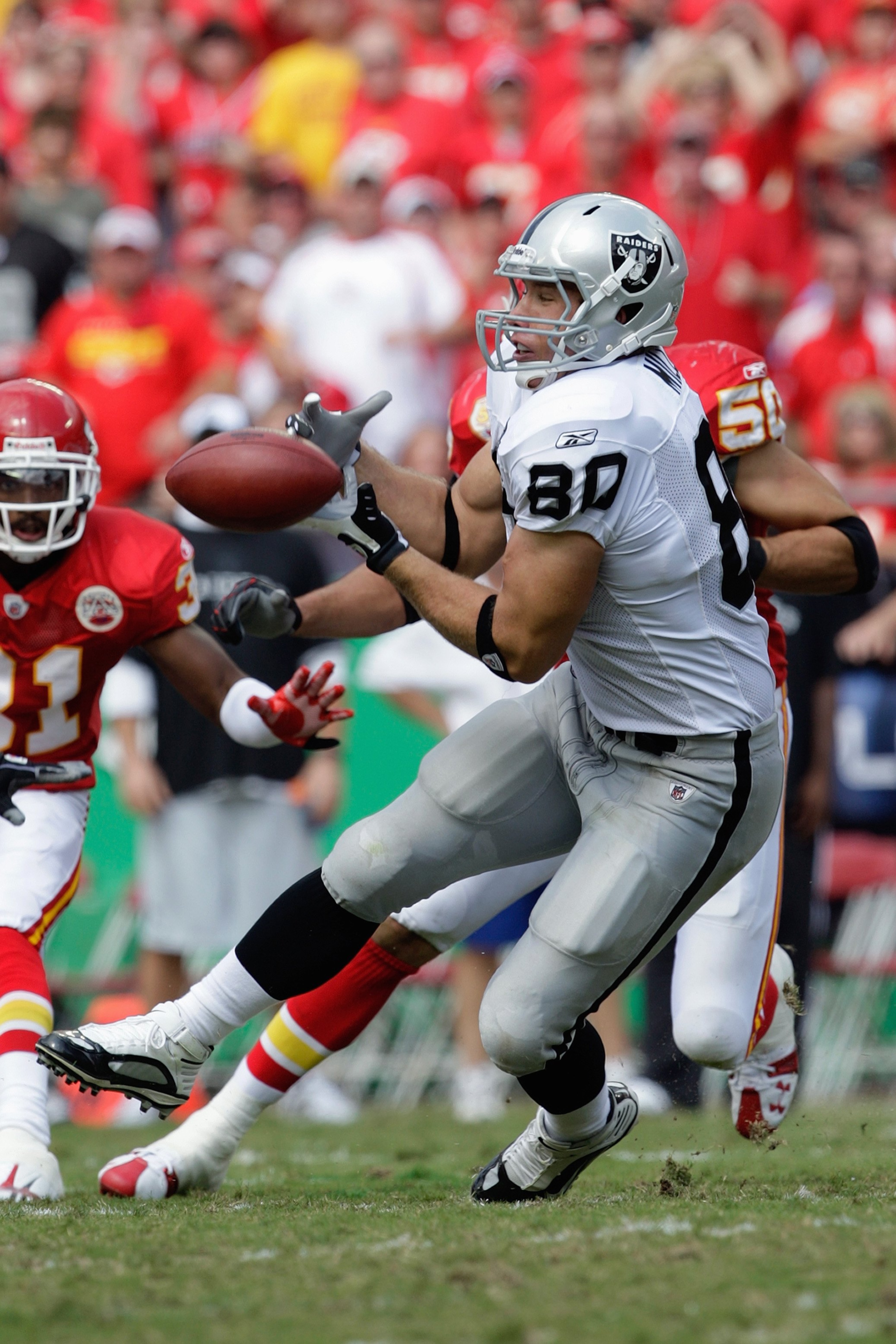 KANSAS CITY, MO - SEPTEMBER 20:  Zach Miller #80 of the Oakland Raiders catches a pass during the game against the Kansas City Chiefs at Arrowhead Stadium on September 20, 2009 in Kansas City, Missouri. (Photo by Jamie Squire/Getty Images)