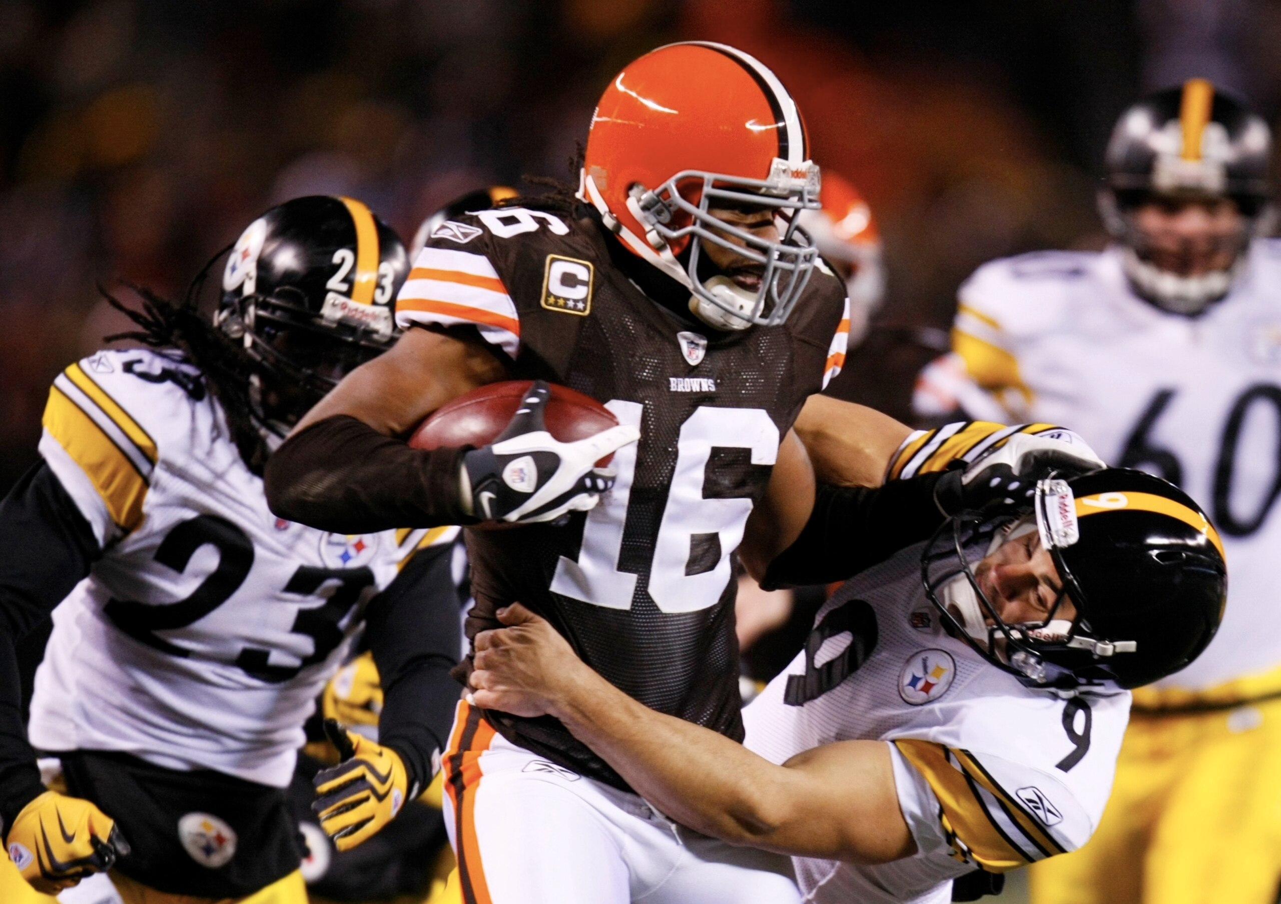 CLEVELAND - DECEMBER 10: Josh Cribbs #16 of the Cleveland Browns stiff-arms Daniel Sepulveda #9 of the Pittsburgh Steelers at Cleveland Browns Stadium on December 10, 2009 in Cleveland, Ohio. (Photo by Gregory Shamus/Getty Images)