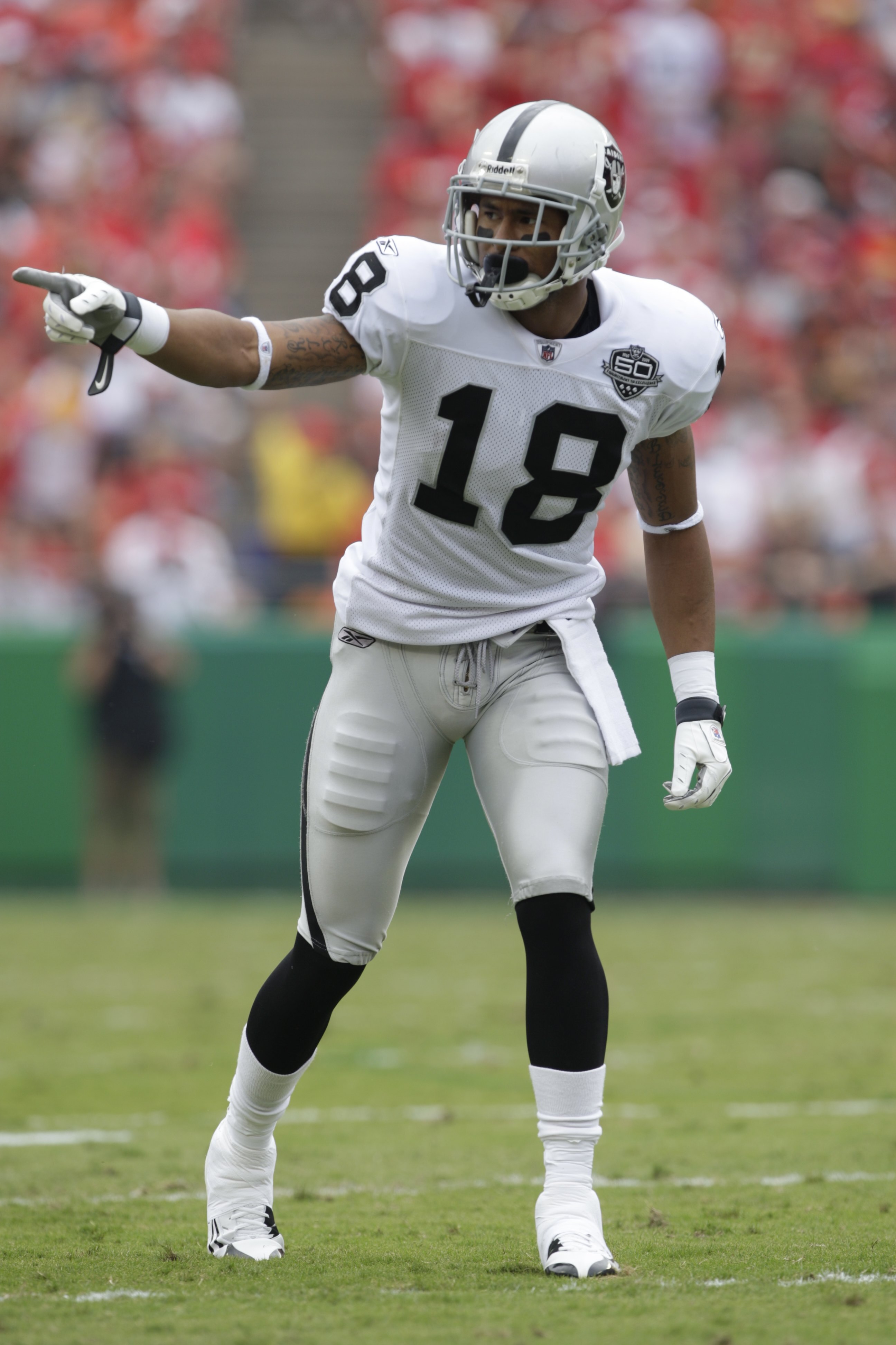KANSAS CITY, MO - SEPTEMBER 20:  Louis Murphy #18 of the Oakland Raiders lines up for a play during the game against the Kansas City Chiefs at Arrowhead Stadium on September 20, 2009 in Kansas City, Missouri. (Photo by Jamie Squire/Getty Images)