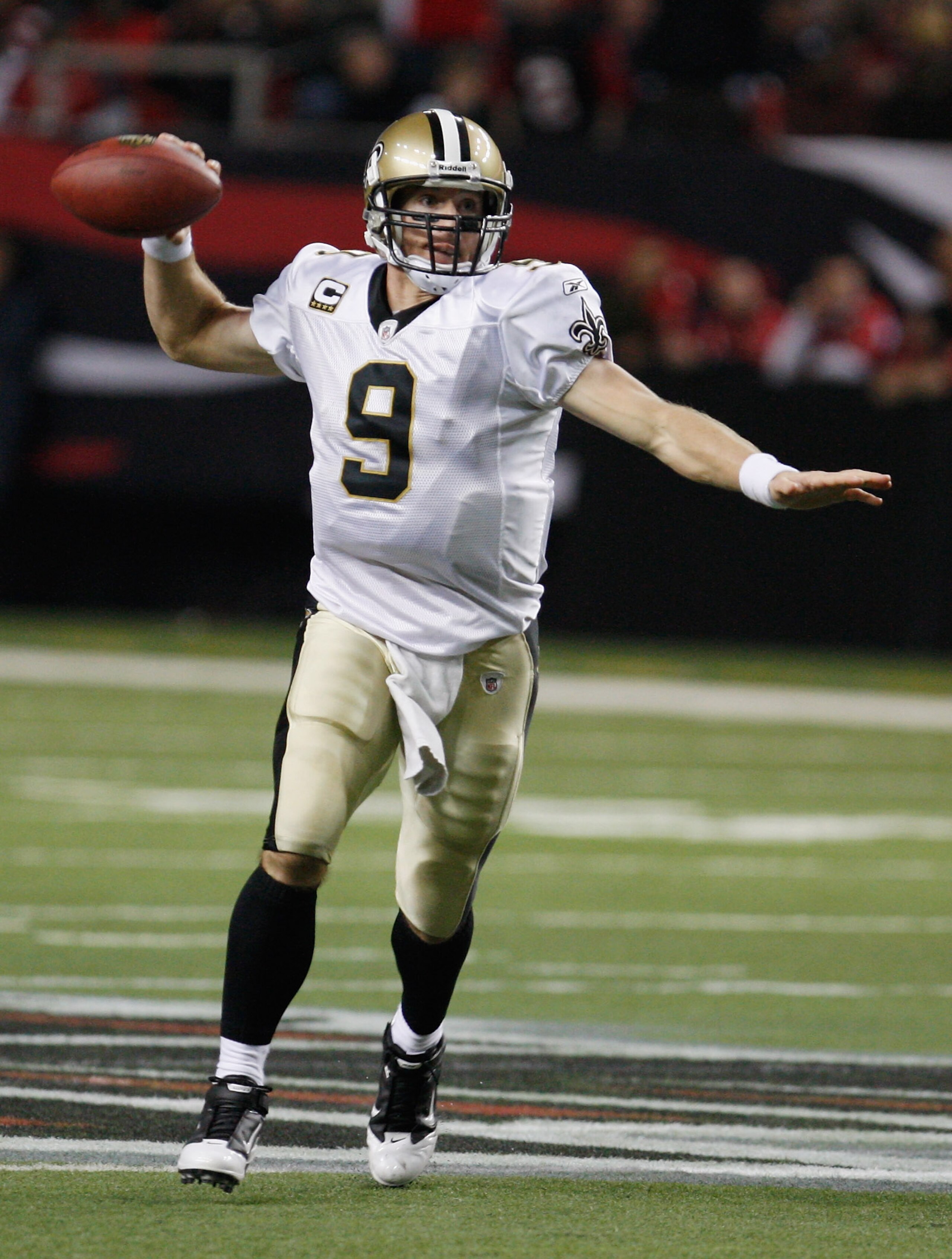 ATLANTA, GA - DECEMBER 27:  Quarterback Drew Brees #9 of the New Orleans Saints looks upfield to pass in the second half during the game against the Atlanta Falcons at the Georgia Dome on December 27, 2010 in Atlanta, Georgia.  (Photo by Scott Halleran/Ge