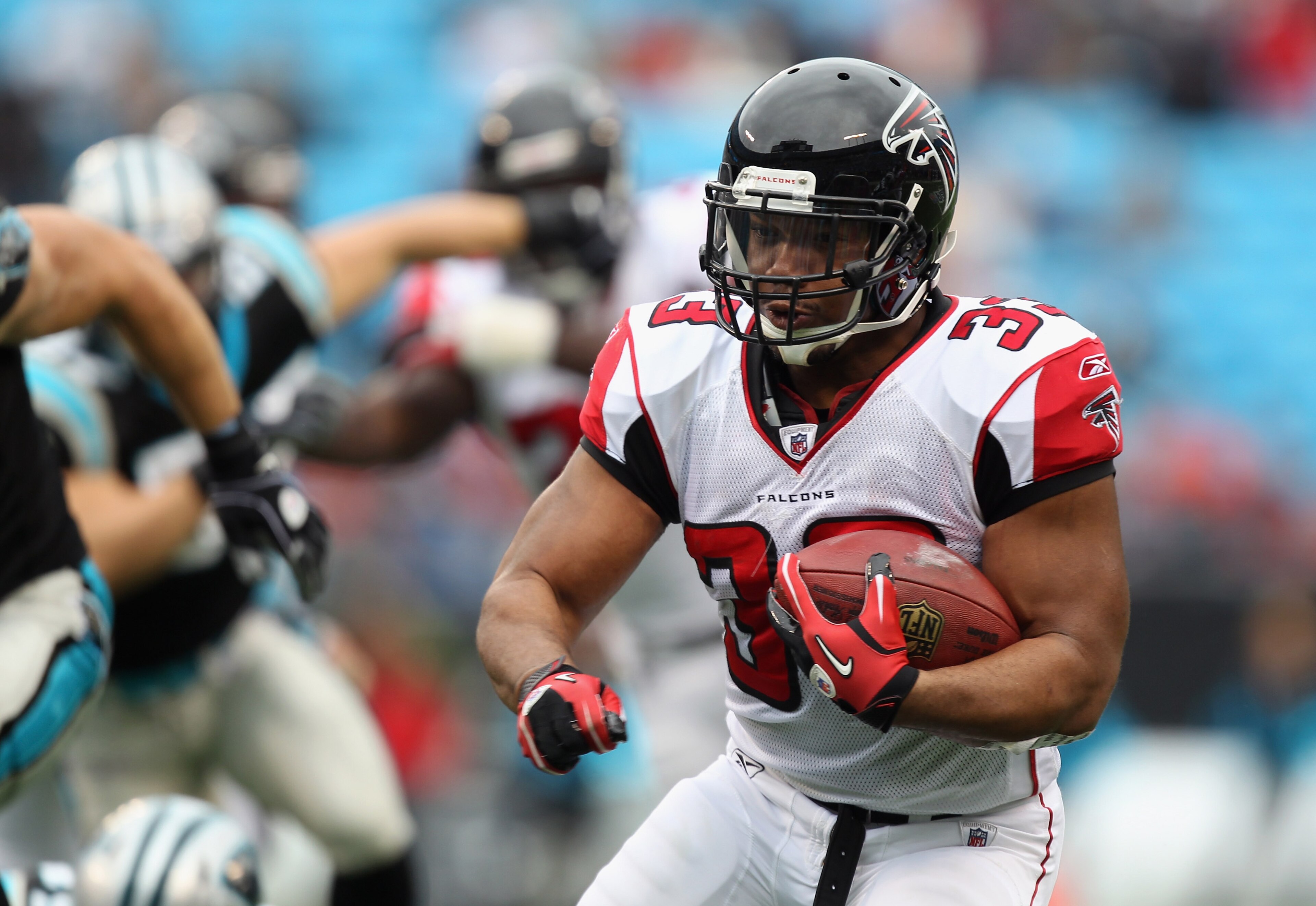 CHARLOTTE, NC - DECEMBER 12:  Michael Turner #33 of the Atlanta Falcons against the Carolina Panthers during their game at Bank of America Stadium on December 12, 2010 in Charlotte, North Carolina.  (Photo by Streeter Lecka/Getty Images)