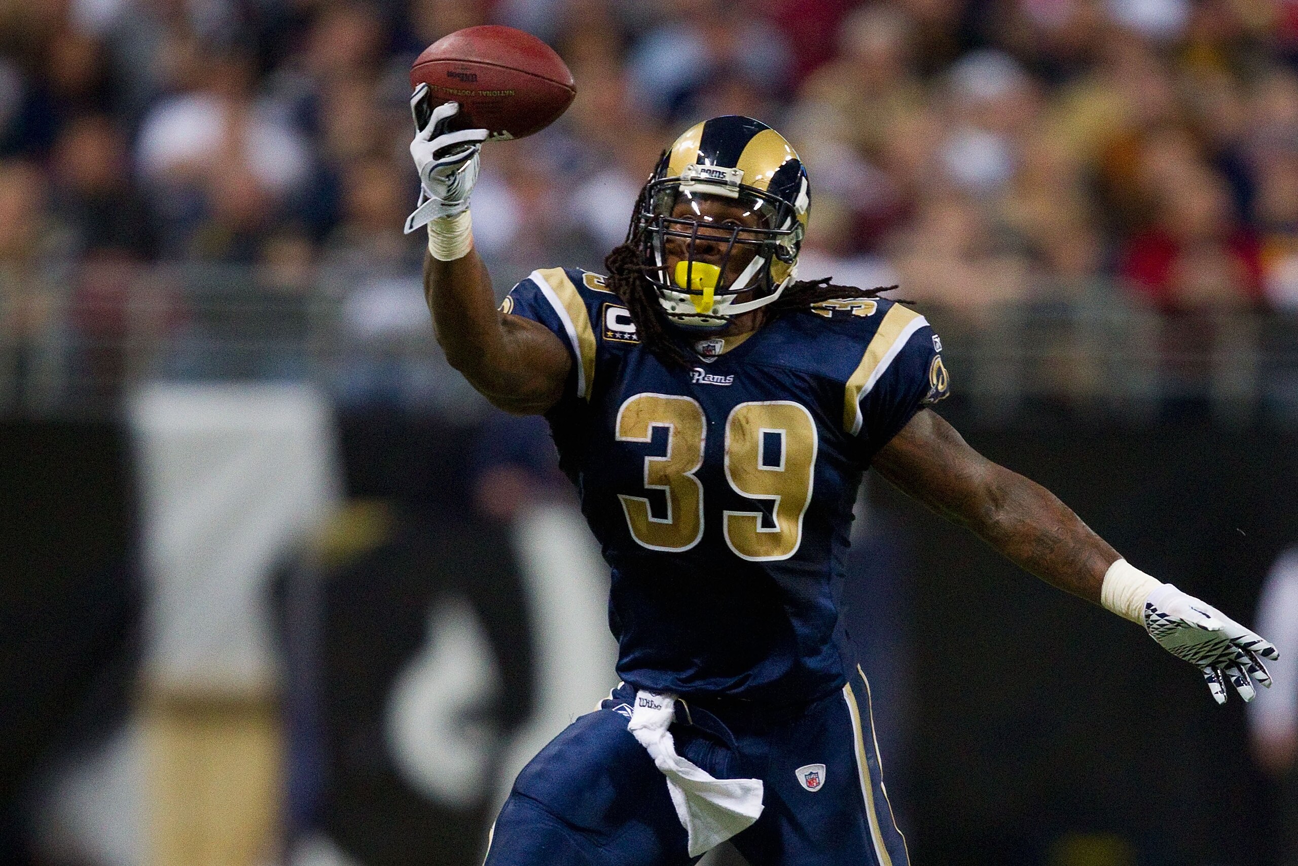 ST. LOUIS, MO - DECEMBER 26: Steven Jackson #39 of the St. Louis Rams catches a pass against the San Francisco 49ers at the Edward Jones Dome on December 26, 2010 in St. Louis, Missouri. The Rams beat the 49ers 25-17. (Photo by Dilip Vishwanat/Getty Image